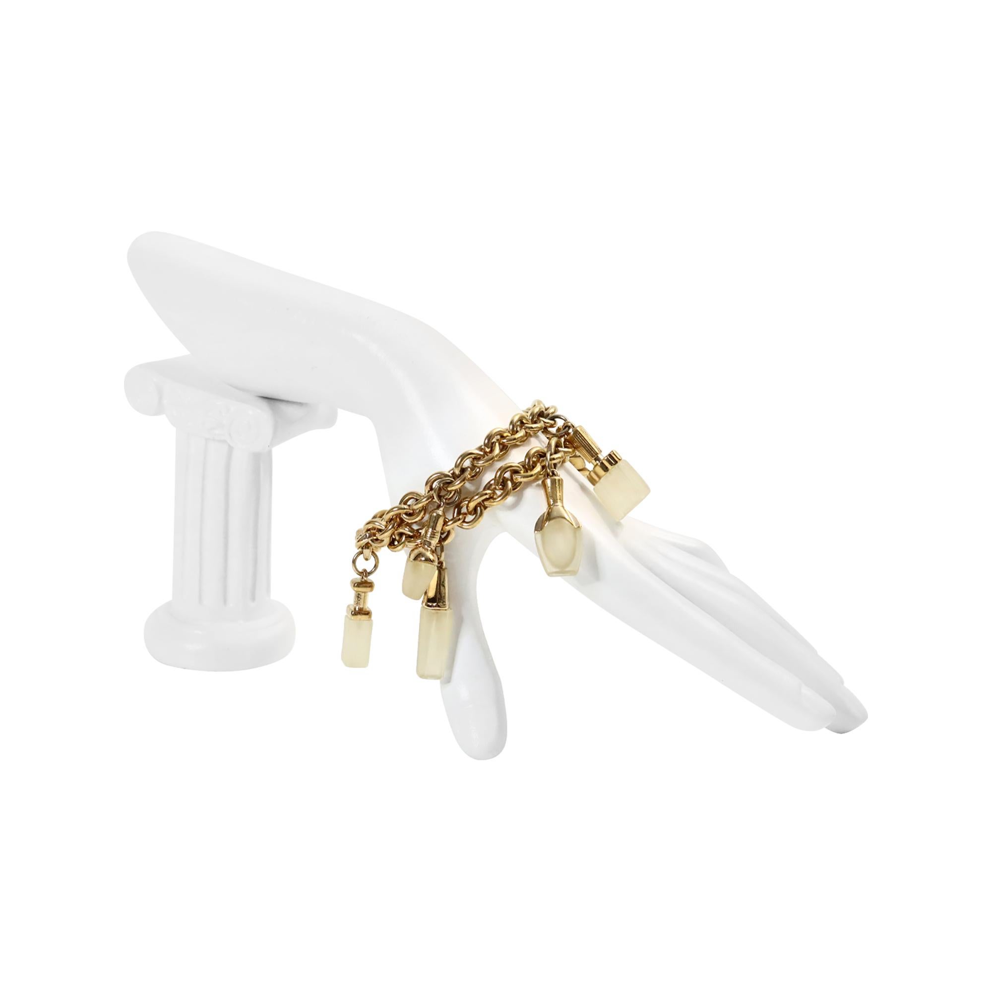 Vintage Gold Tone Dangling Parfüm Flasche Armband CIRCA 1980s.  Der Boden jedes Parfümflakons ist aus Harz mit goldenen Kappen.  Es gibt zwei Reihen von Ketten mit jeweils sechs verschiedenen Designs.  Es ist möglich, dass dies für Boucheron oder