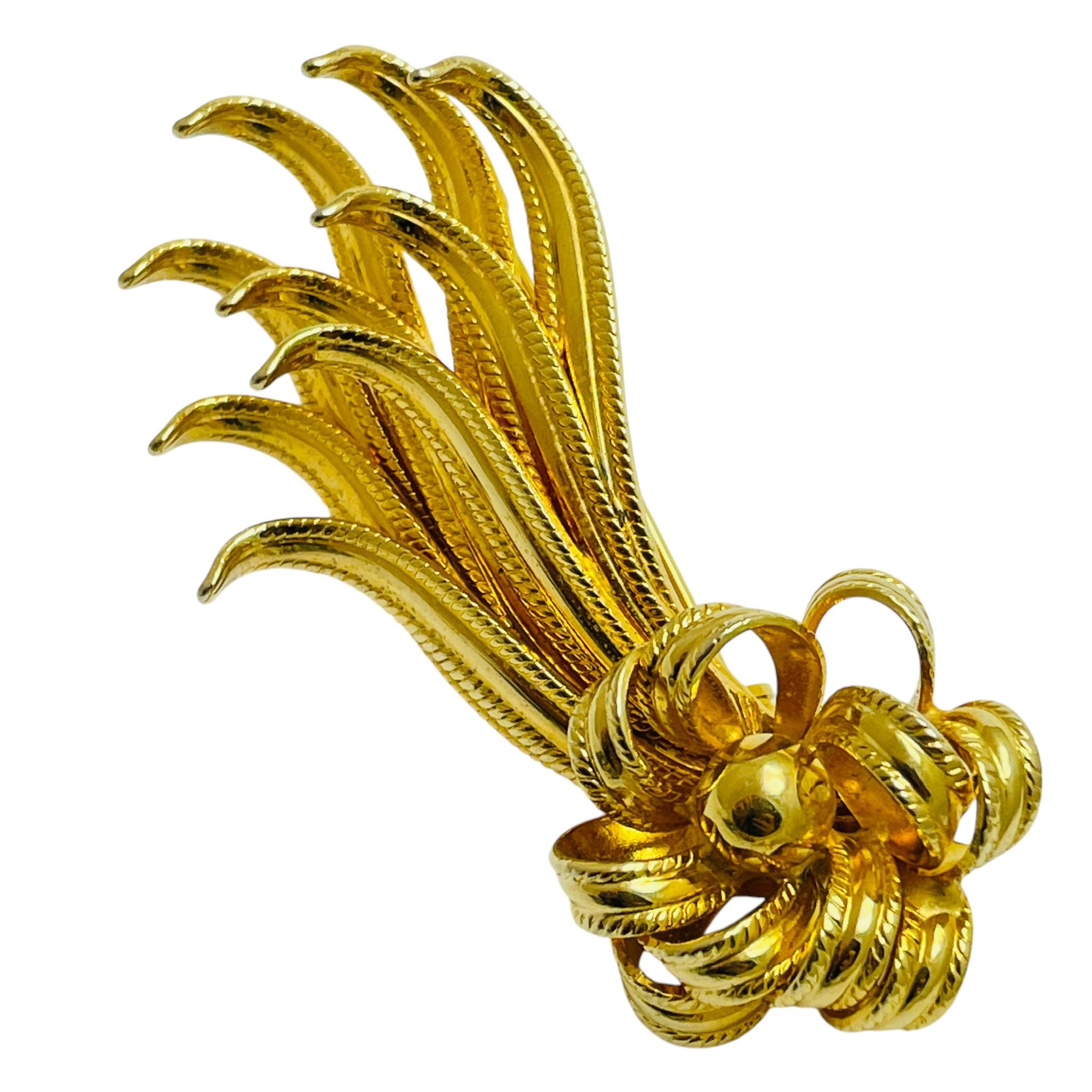 DETALLES

- sin signo 

- tono dorado

- broche vintage de diseño 

MEDIDAS  

- 

CONDICIÓN

-  muy buen estado vintage con mínimos signos de desgaste 

 Código 48

❤️❤️  JOYAS DE DISEÑO VINTAGE ❤️❤️

❤️❤️  BOUTIQUE DE ALEXANDER  ❤️❤️  