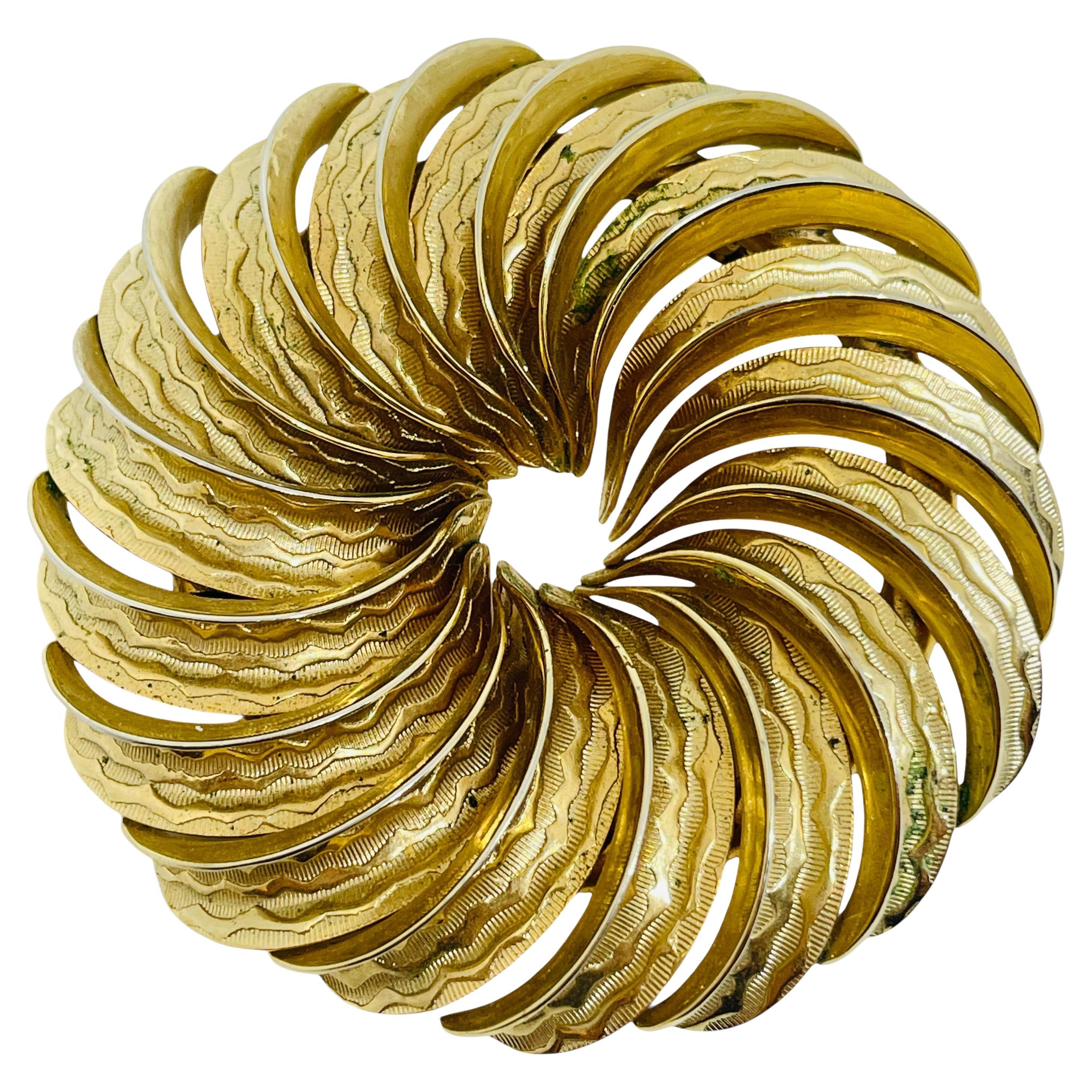 Goldfarbene Designer-Brosche im Vintage-Stil