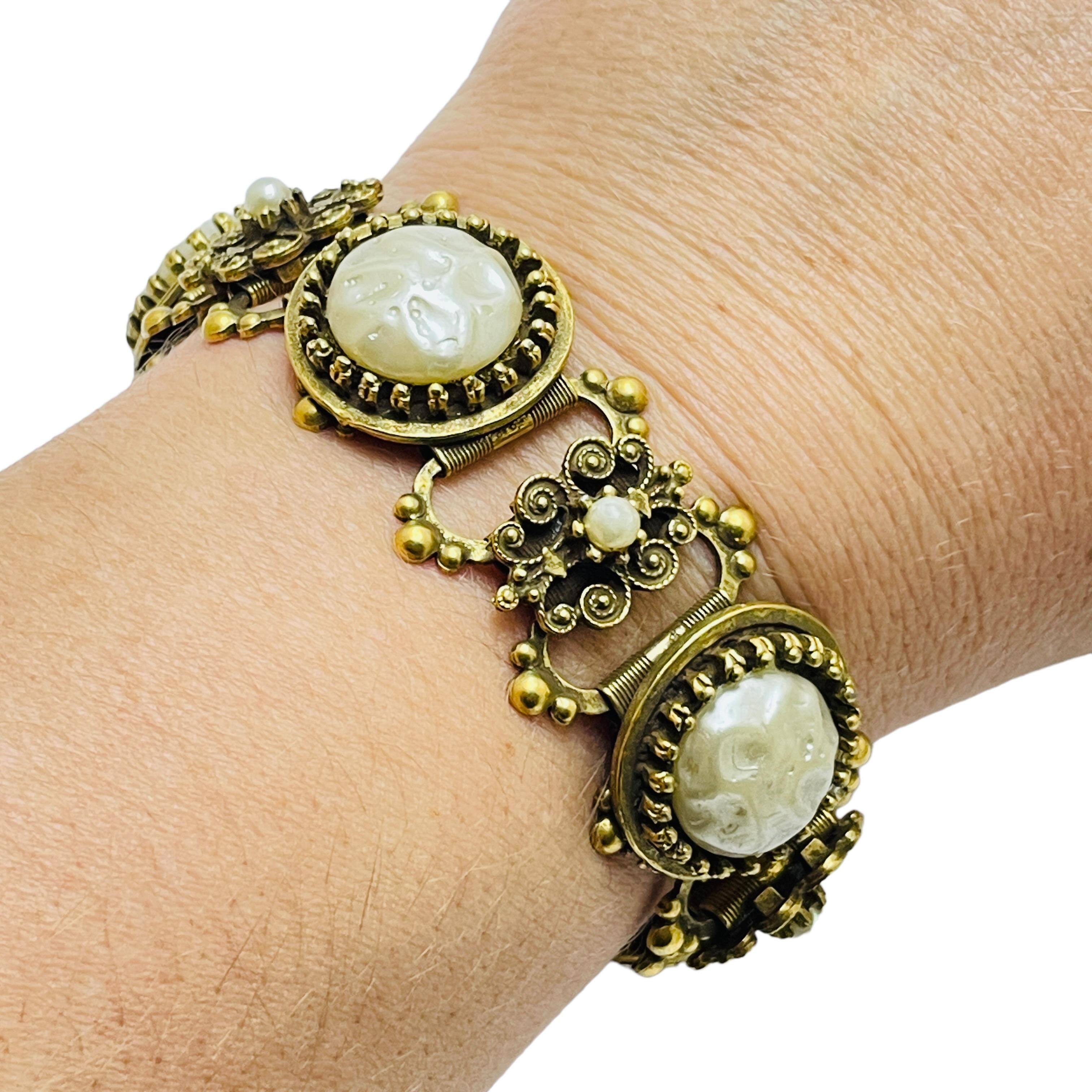 DETAILS

• signed CORO

• gold tone with faux pearls  

• vintage designer bracelet 

MEASUREMENTS  

• 7 1/4