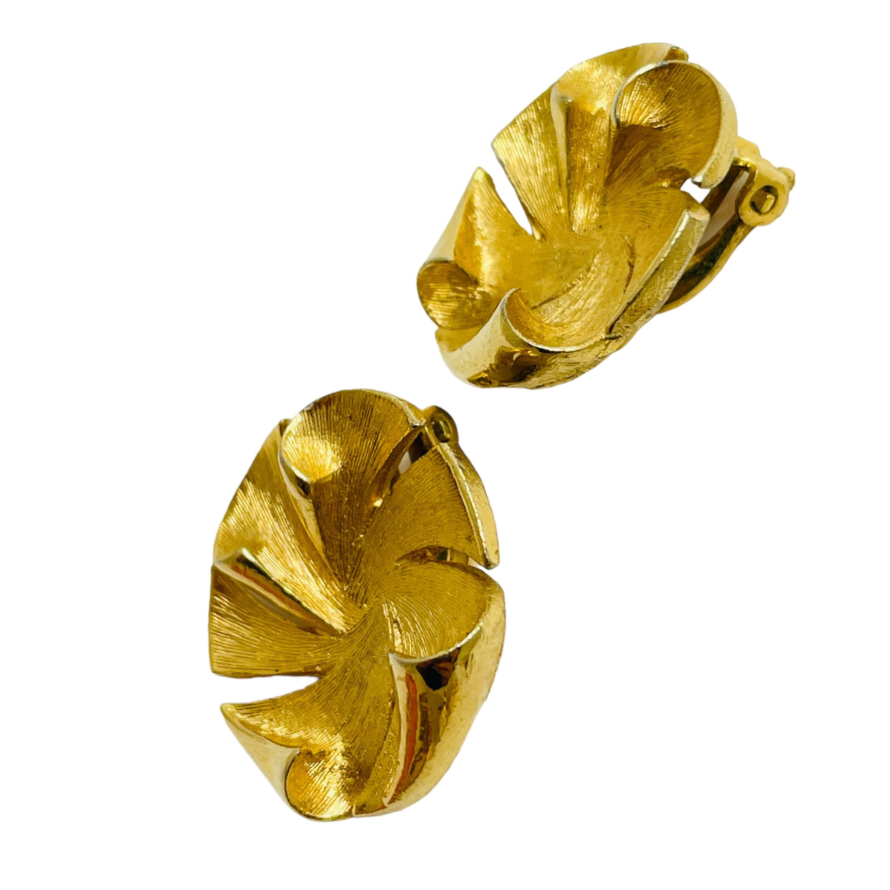 DETAILS

• unsigned 

• gold tone 

• vintage designer earrings

MEASUREMENTS  

• 1