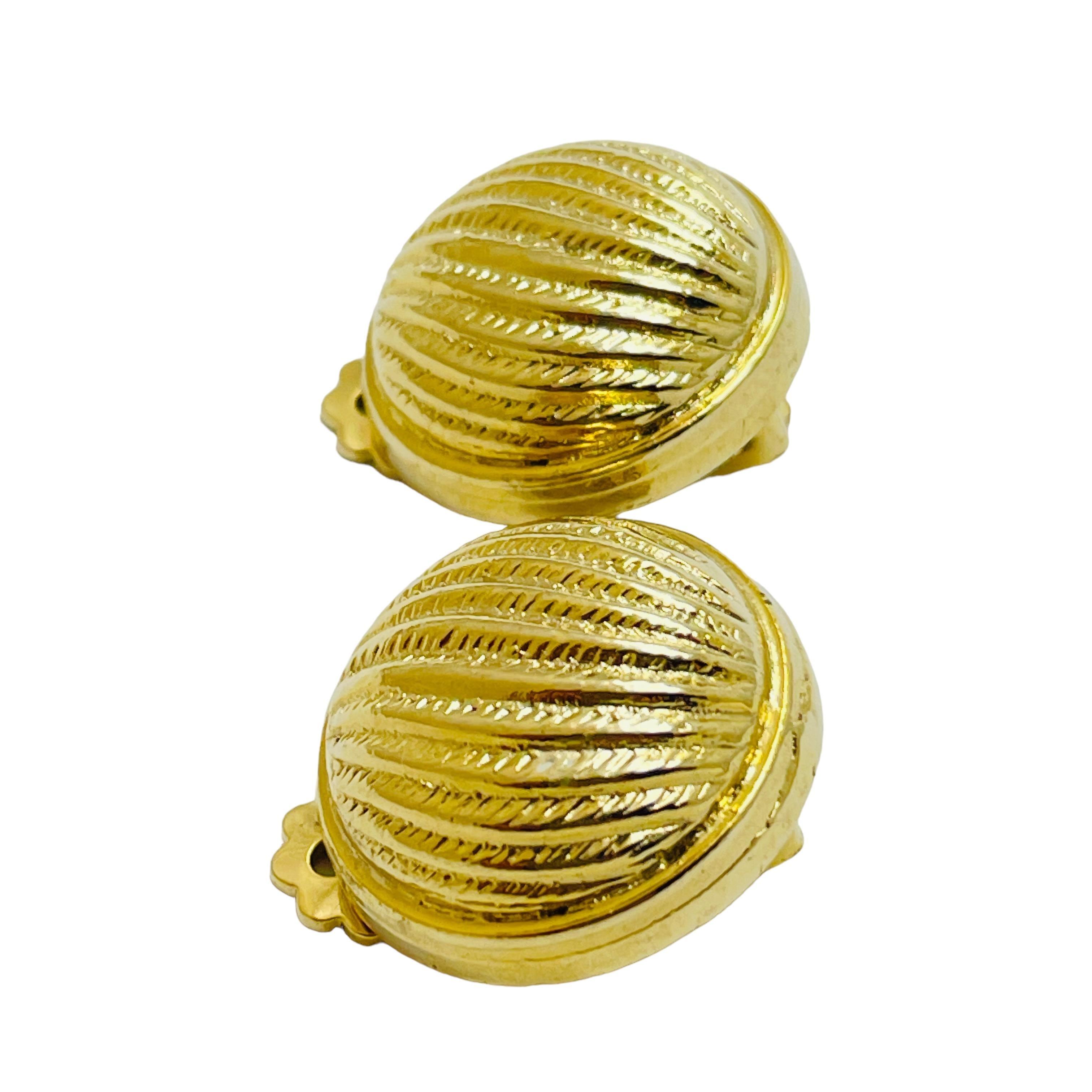 DETAILS

• unsigned  

• gold tone 

• vintage designer earrings

MEASUREMENTS  

• 

CONDITION

•  very good vintage condition with minimal signs of wear 

 Sku 42

❤️❤️  VINTAGE DESIGNER JEWELRY ❤️❤️

❤️❤️  ALEXANDER’S BOUTIQUE  ❤️❤️