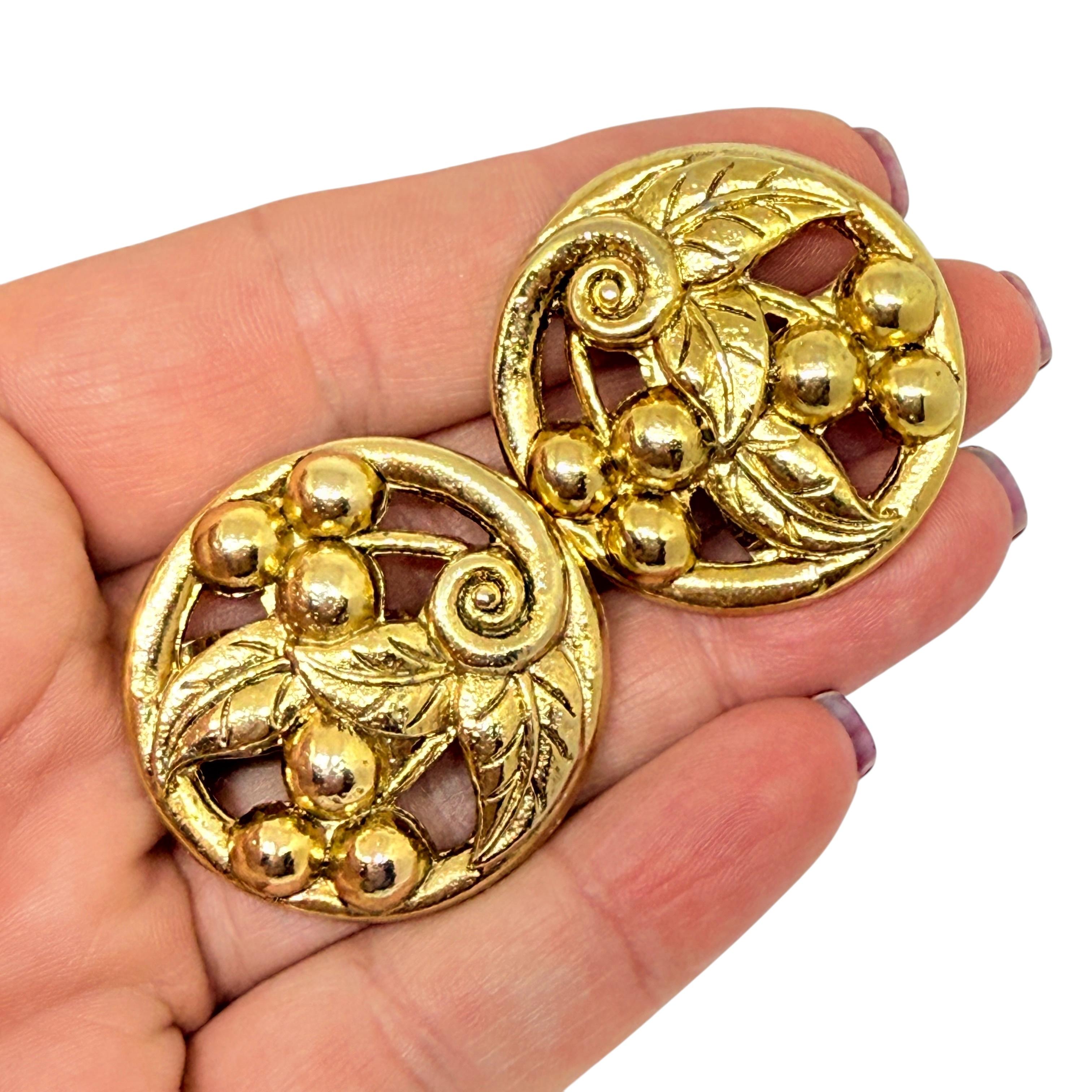 DETAILS

- • ohne Vorzeichen

- • Goldton 

- • Vintage-Designer-Ohrringe
 
MASSNAHMEN  

- • CONDIT

- •  sehr guter Vintage-Zustand mit minimalen Gebrauchsspuren 

 Sku 55

❤️❤️   VINTAGE-DESIGNER-SCHMUCK   ❤️❤️

❤️❤️  ALEXANDER'S BOUTIQUE  ❤️❤️