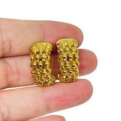 Vintage Goldtöne Designer-Ohrclips an Ohrringen