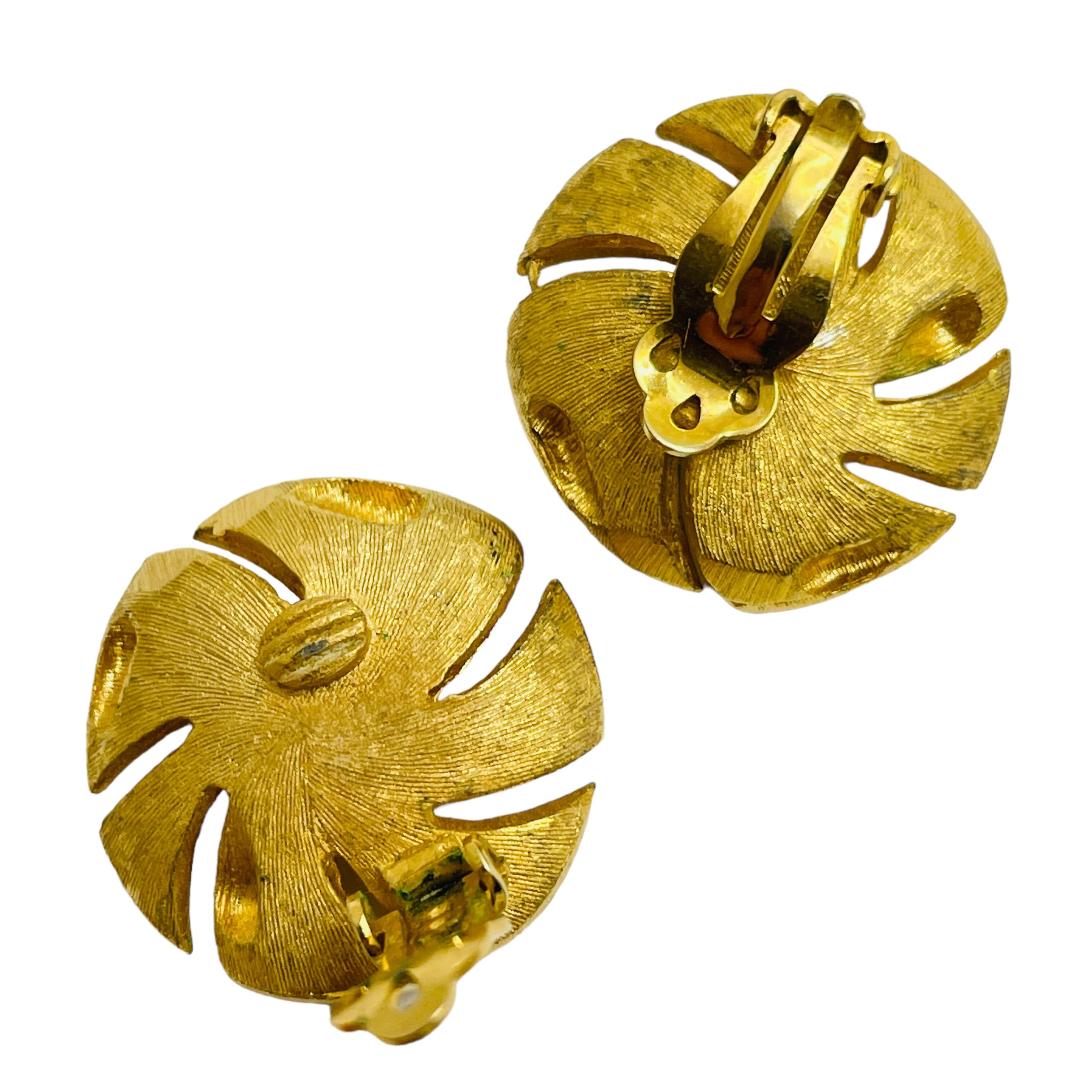 Vintage gold tone designer clip on earrings In Good Condition For Sale In Palos Hills, IL