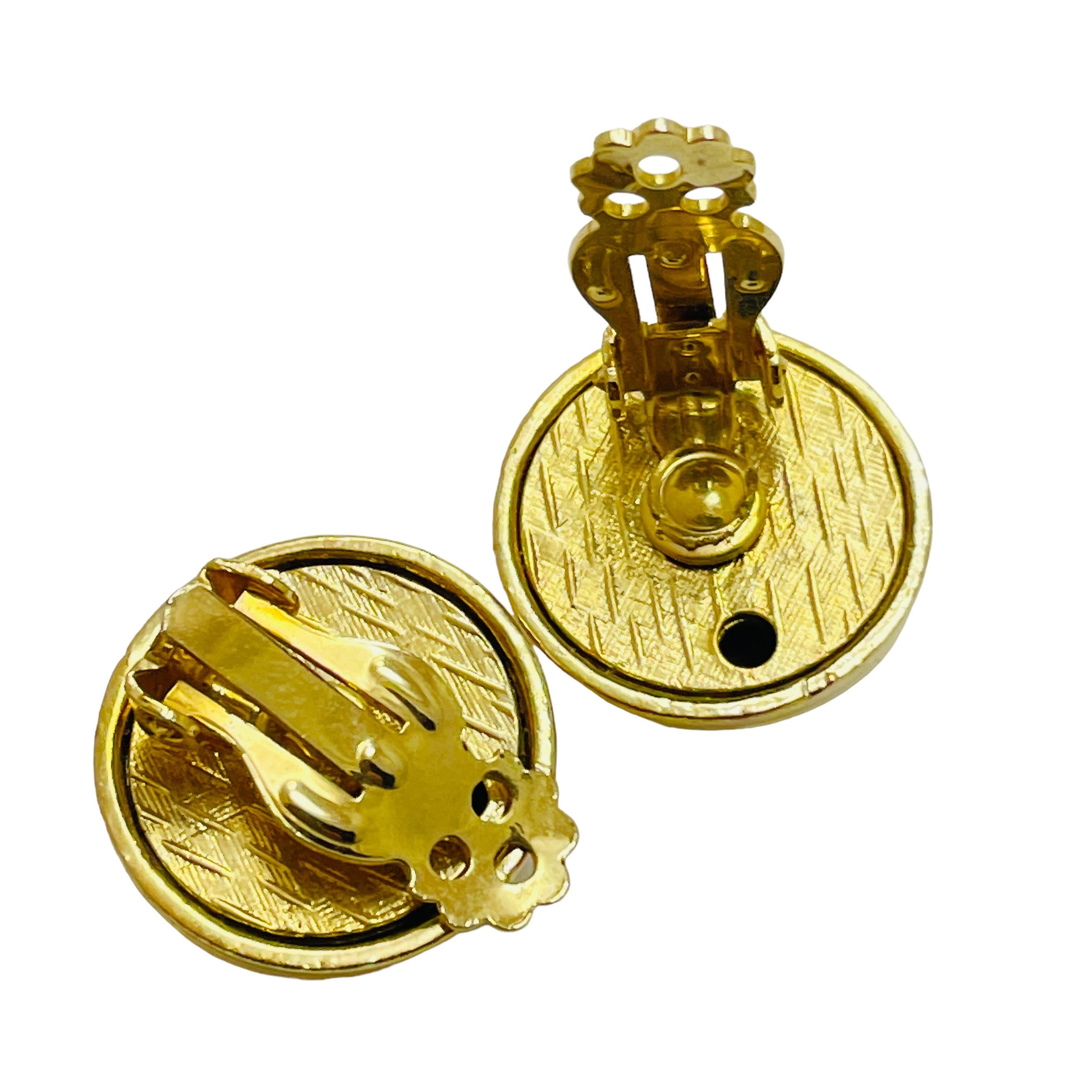 Vintage gold tone designer clip on earrings In Good Condition For Sale In Palos Hills, IL