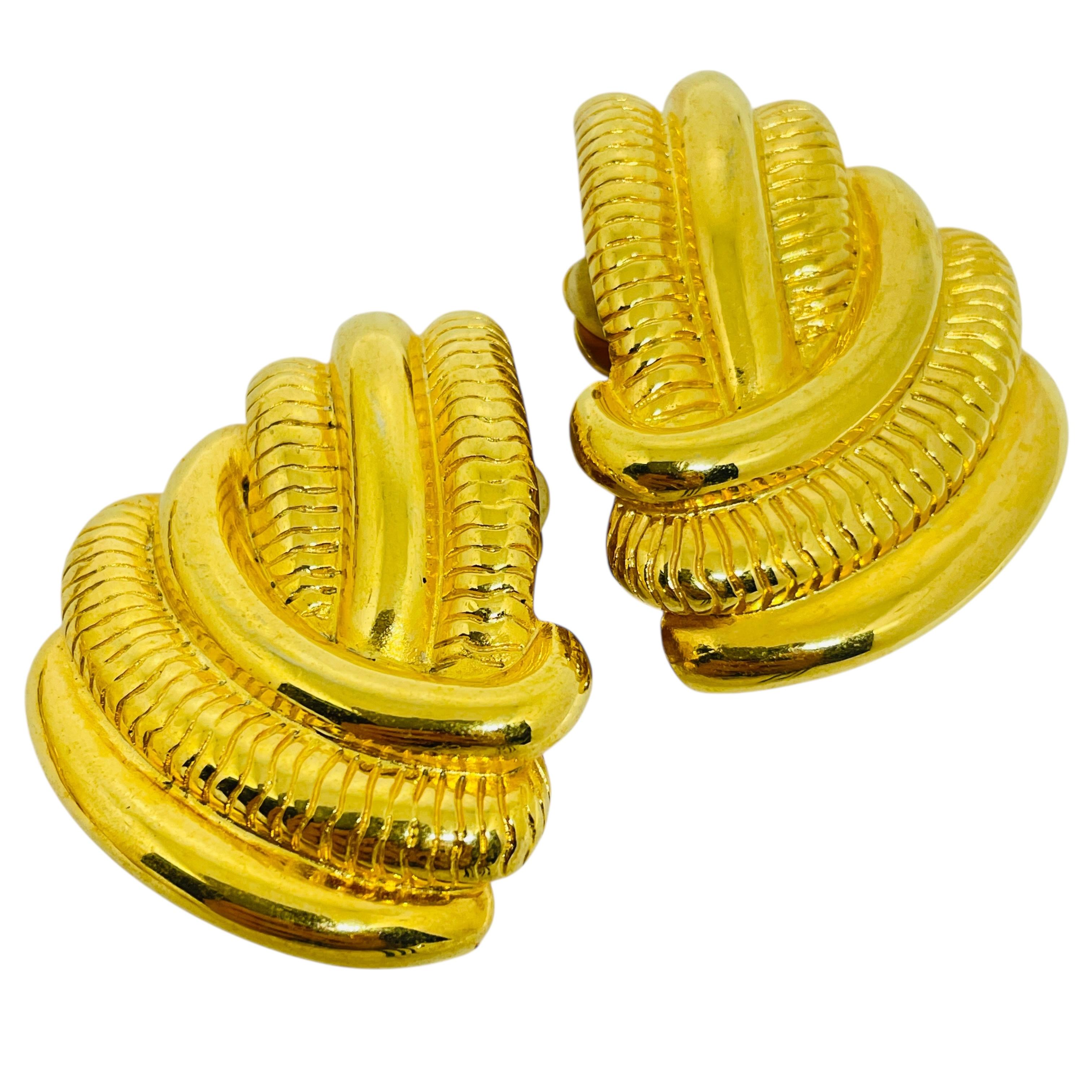 Vintage Goldtöne Designer-Ohrclips an Ohrringen im Angebot 1