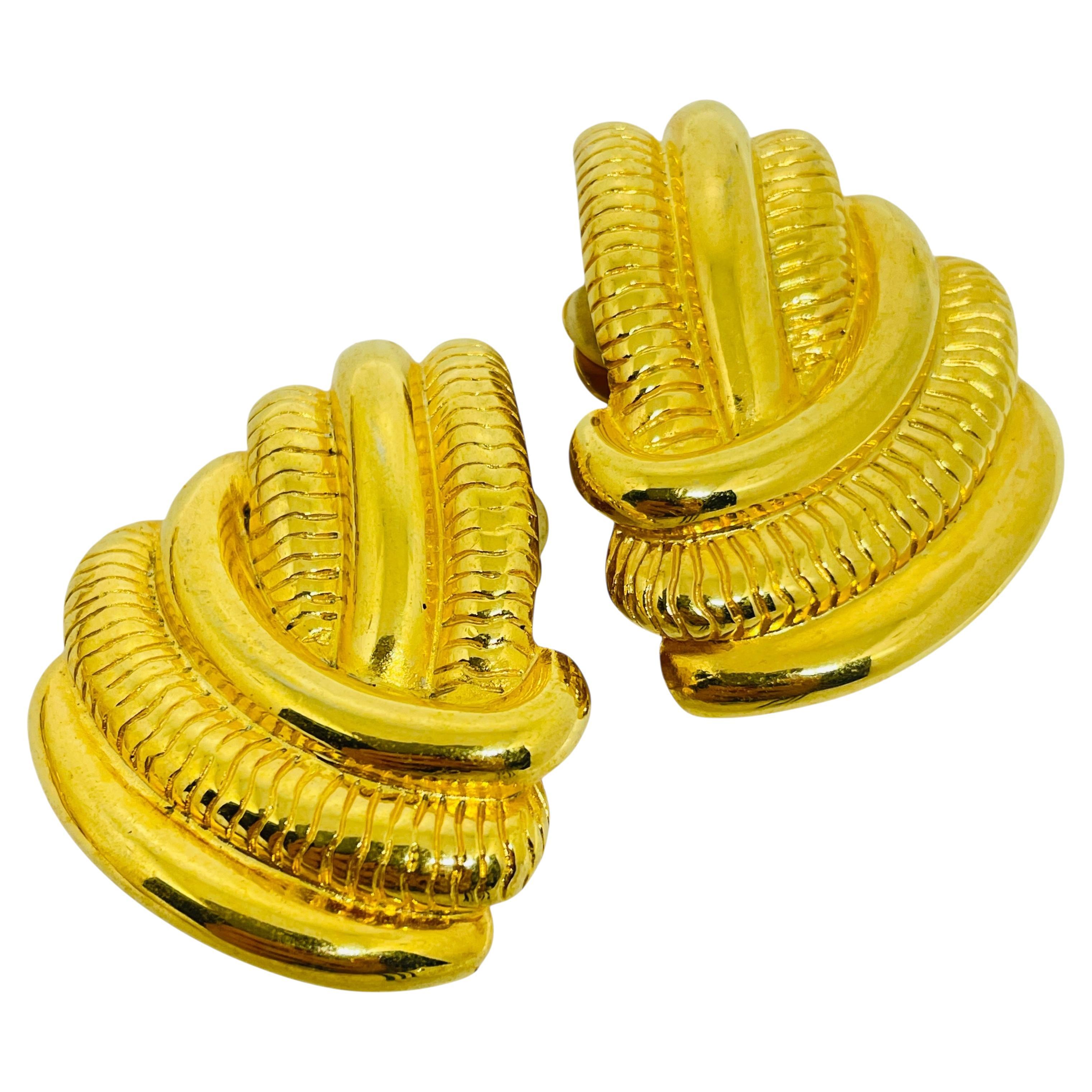 Boucles d
oreilles vintage à clip de designer en ton or