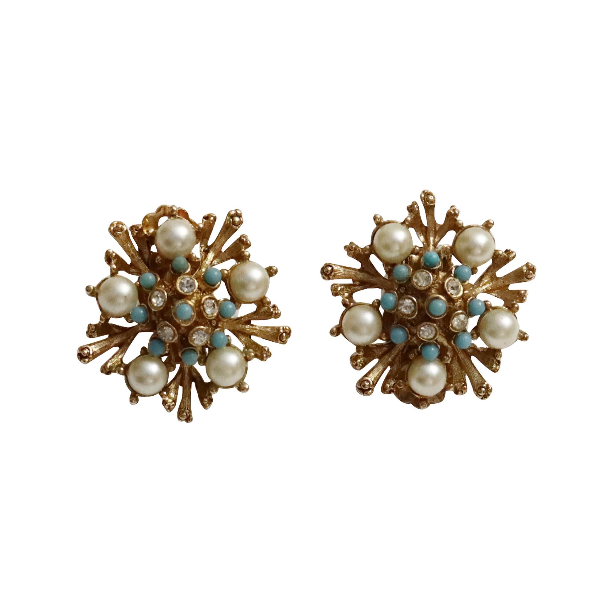 Oro vintage  Pendientes de diamantes y falsa turquesa Circa años 60. Son muy elegantes y quedan muy bien.   Se ha pensado mucho en su construcción.  Comienzan con un diamante engastado en tono dorado, seguido de una capa de turquesa de imitación y,