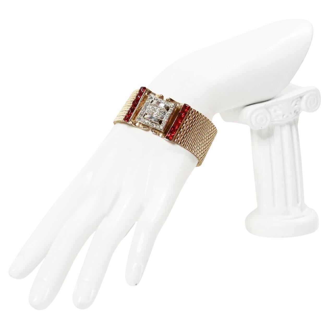 Pulsera vintage con hebilla roja y diamantes en tono dorado Circa años 40. Esta impresionante pulsera tiene un centro elevado en forma de hebilla. El cierre tiene diamantes a ambos lados. Tiene el aspecto de una joya fina.

