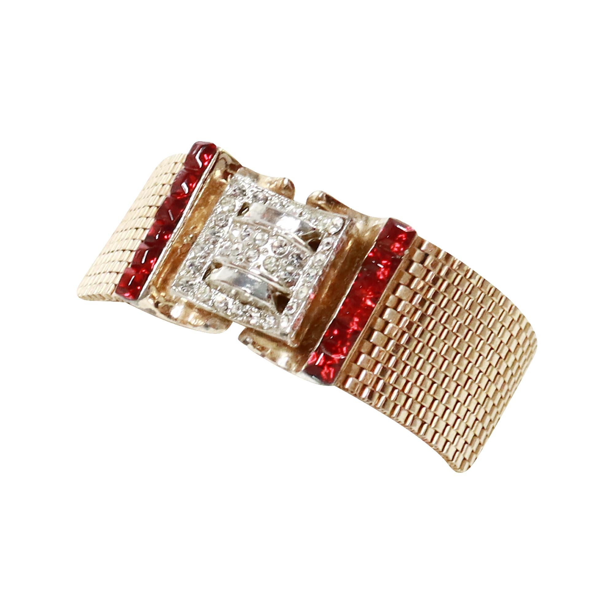 Pulsera vintage con hebilla roja y diamantes en tono dorado Circa 1940s en Bueno estado para la venta en New York, NY