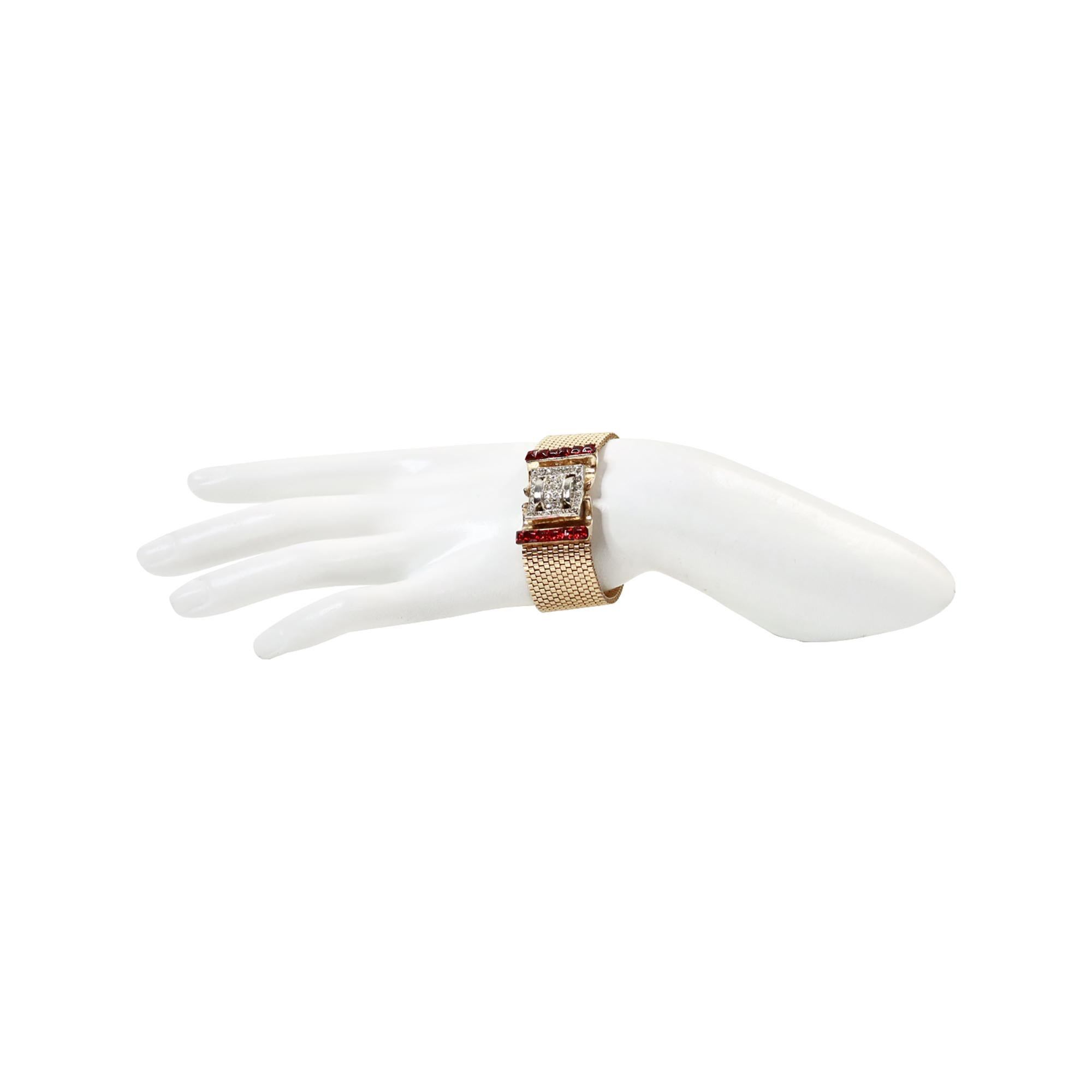 Femenino o masculino Pulsera vintage con hebilla roja y diamantes en tono dorado Circa 1940s en venta