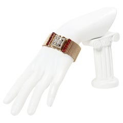 Pulsera vintage con hebilla roja y diamantes en tono dorado Circa 1940s