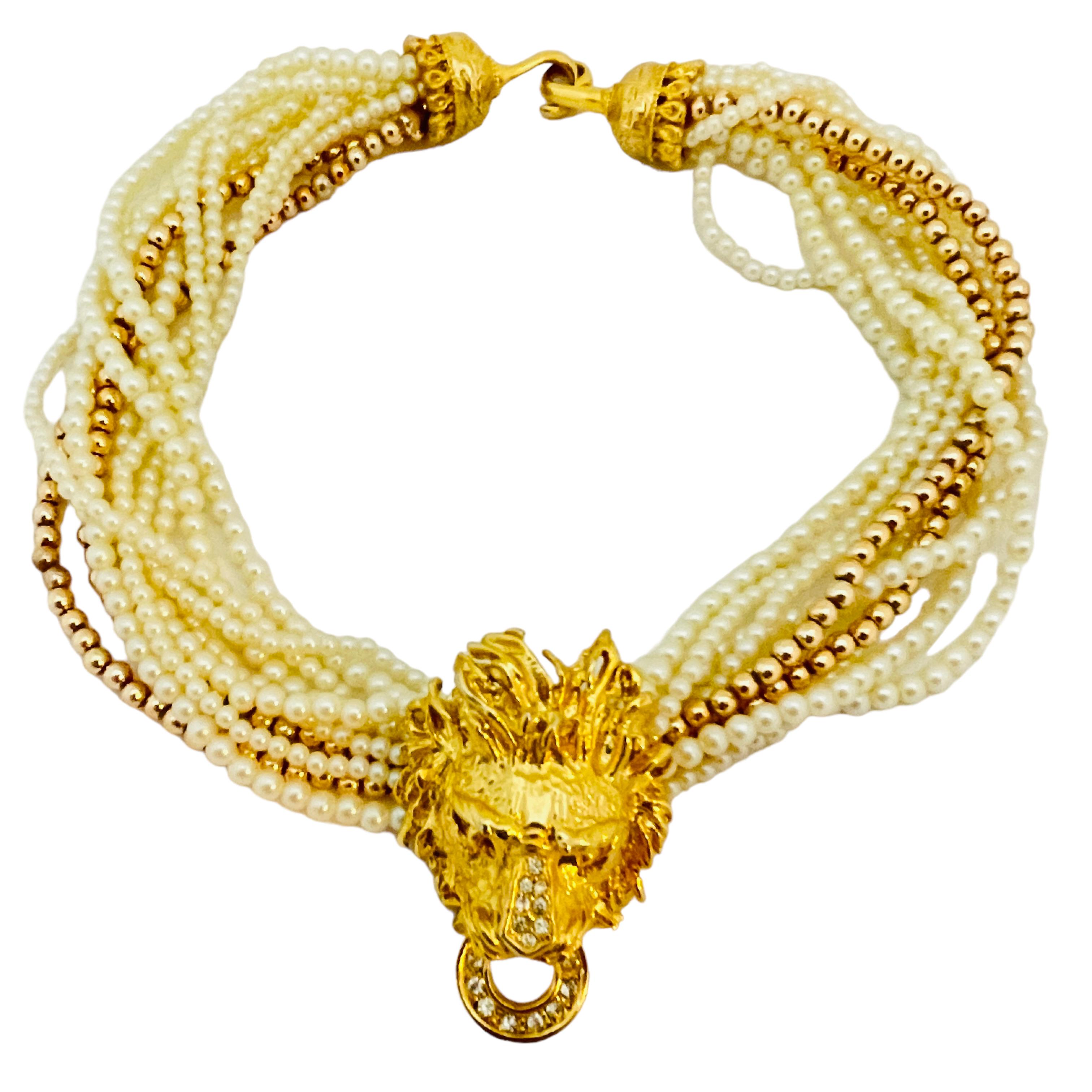 Collana vintage in tonalità oro con testa di leone, strass e perle di design