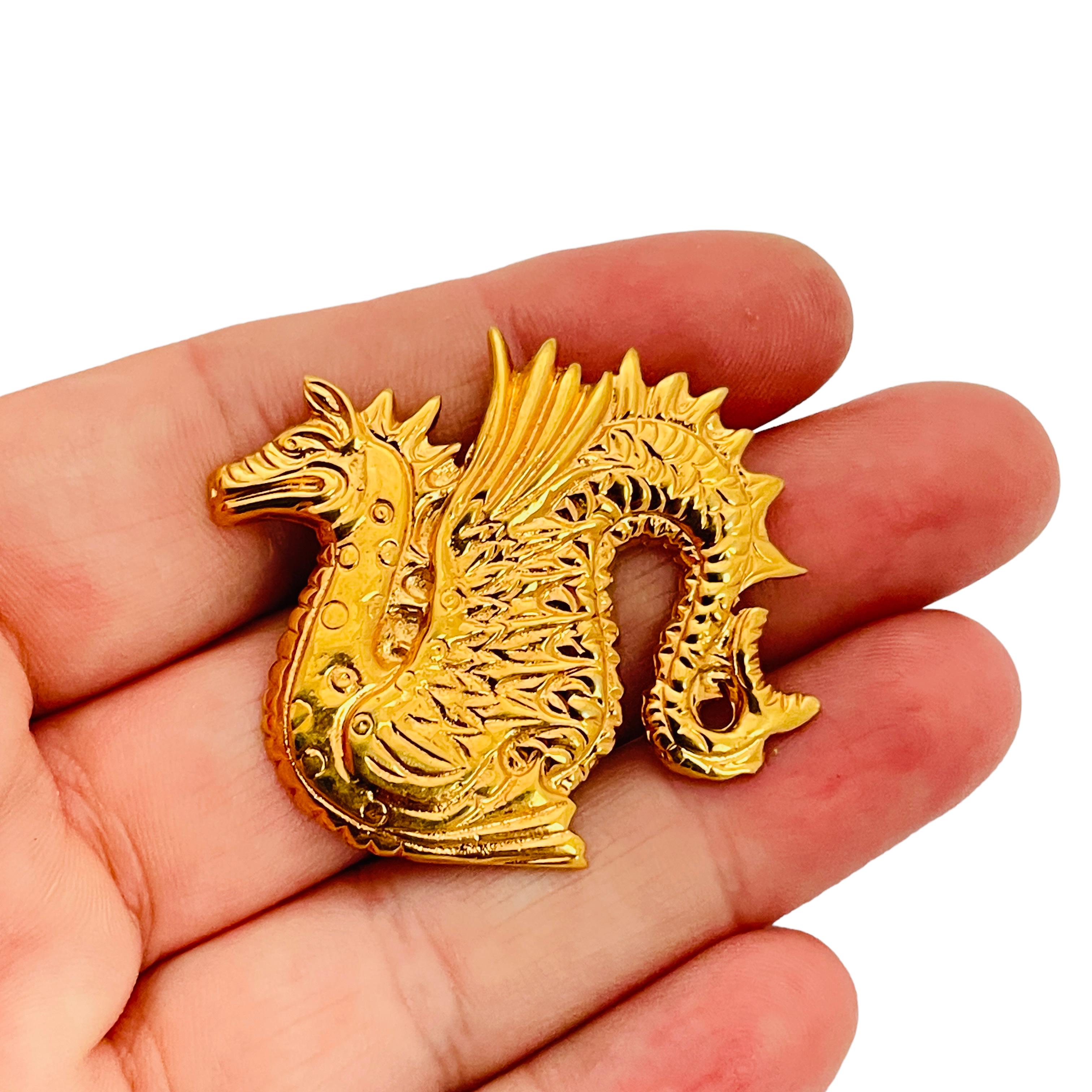 Vintage gold tone dragon designer runway brooch In Good Condition For Sale In Palos Hills, IL
