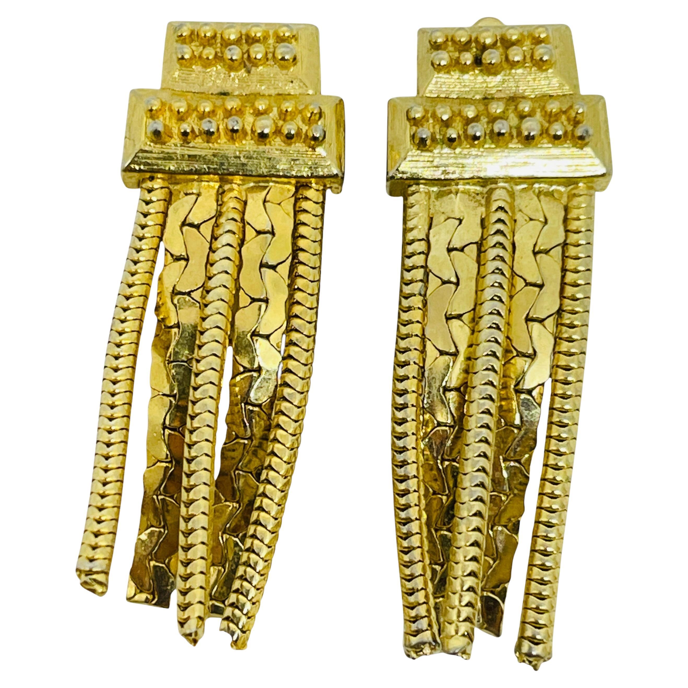 Vintage Goldton Tropfen etruskischen Stil Ketten Designer Clip auf Ohrringe im Angebot