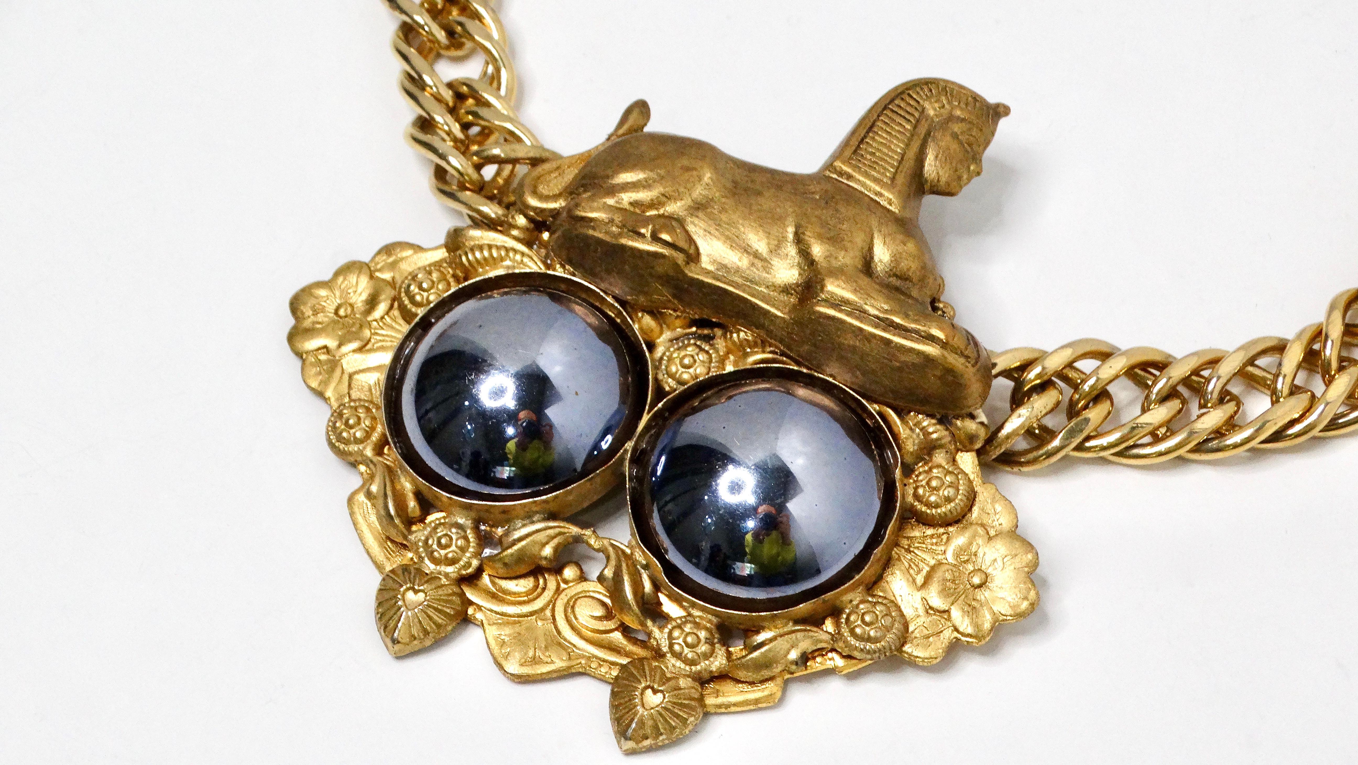 Die fesselnde, goldfarbene ägyptische Sphinx-Anhänger-Kette mit Gliederkette im Vintage-Stil verbindet mühelos antike Mythologie mit moderner Eleganz. Diese atemberaubende Halskette zeigt einen großen ägyptischen Anhänger mit einer majestätischen