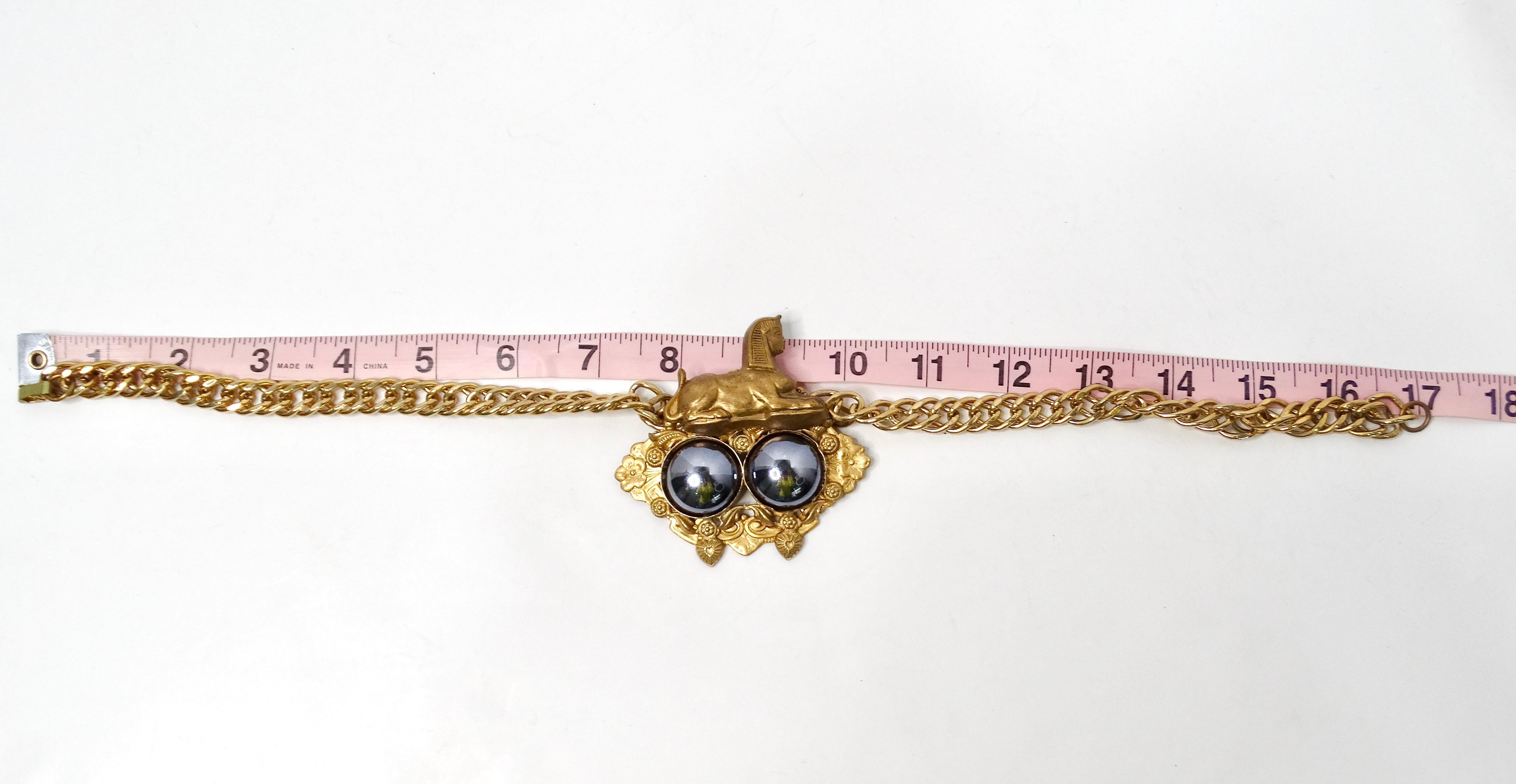 Goldfarbene, goldfarbene, ägyptische Sphinx-Statement-Anhänger-Halskette mit Kettengliedern im Angebot 2