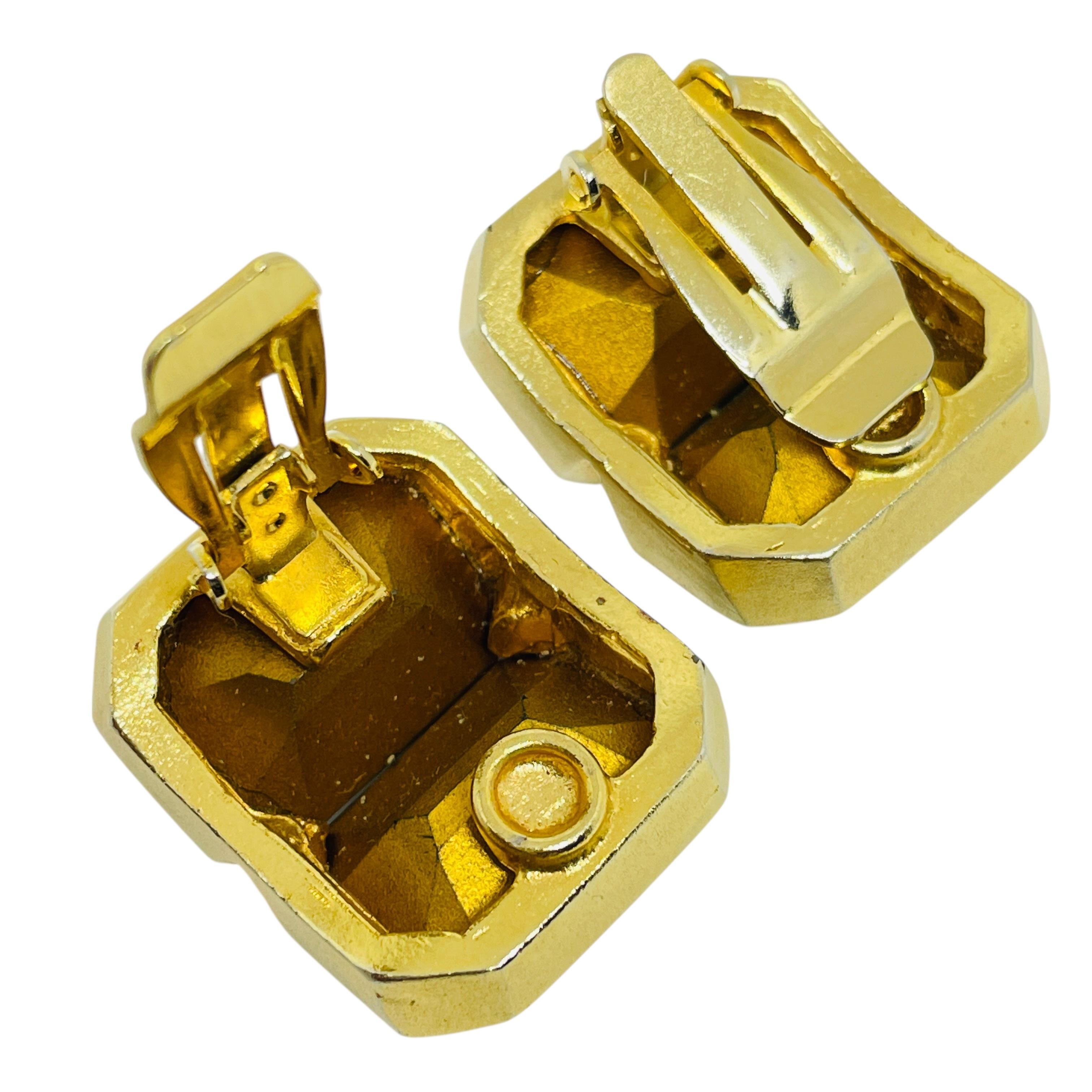 Vintage Gold Ton Smaragd klar Glas Designer 80er Jahre Clip auf Ohrringe im Zustand „Gut“ im Angebot in Palos Hills, IL