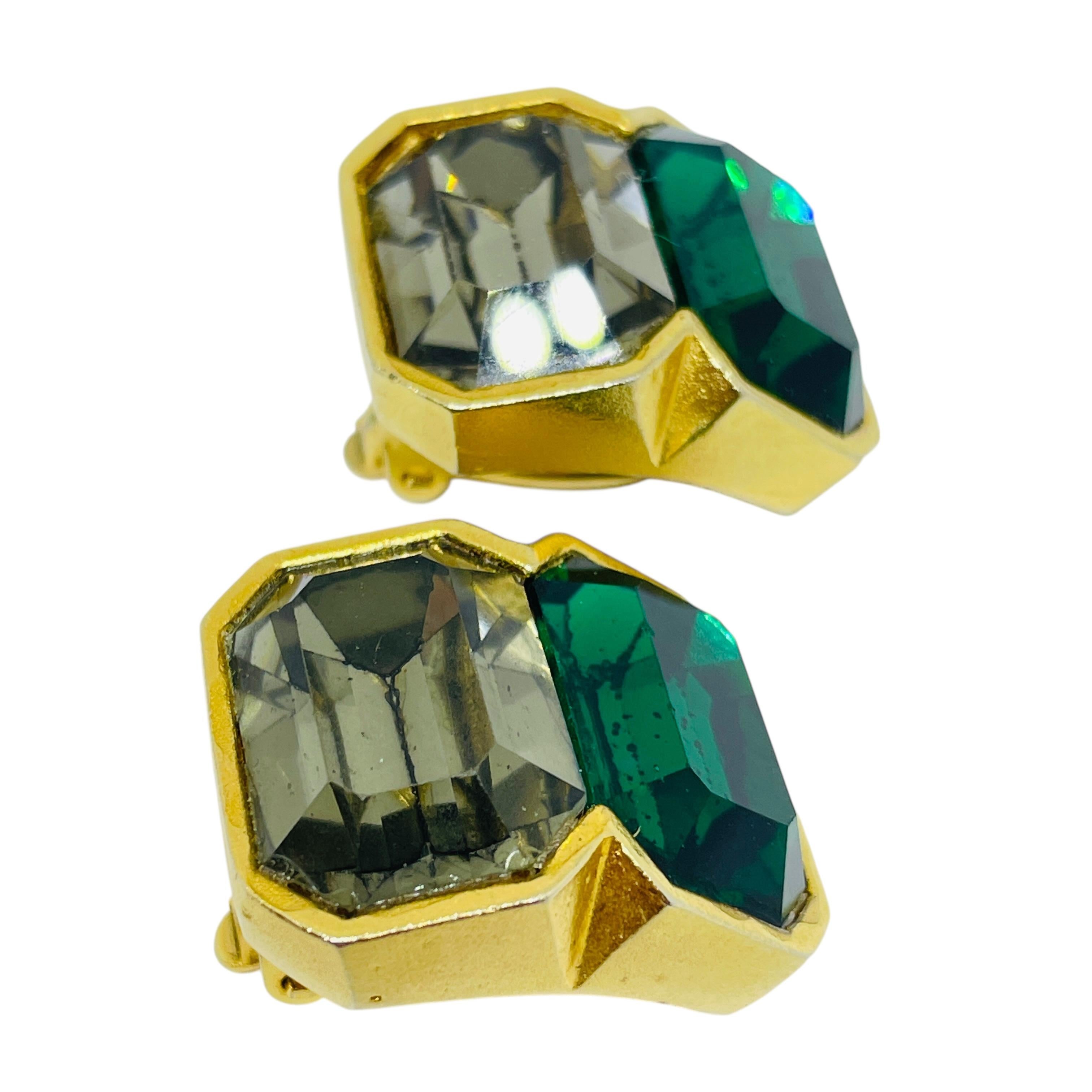 Vintage Gold Ton Smaragd klar Glas Designer 80er Jahre Clip auf Ohrringe für Damen oder Herren im Angebot