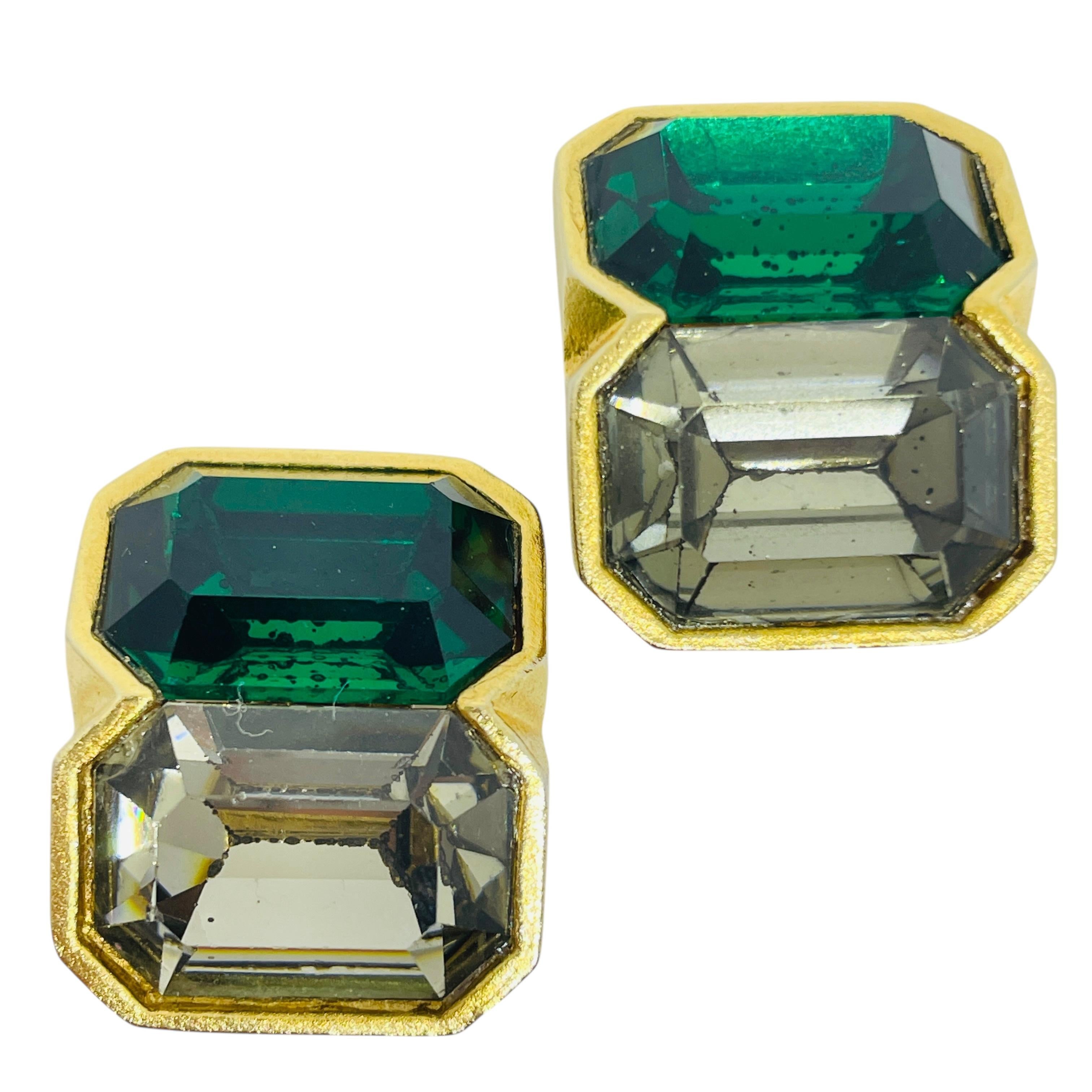 Vintage Gold Ton Smaragd klar Glas Designer 80er Jahre Clip auf Ohrringe im Angebot 1