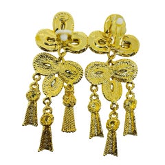 Vintage gold tone emerald rhinestone dangle tassel designer clip on earrings