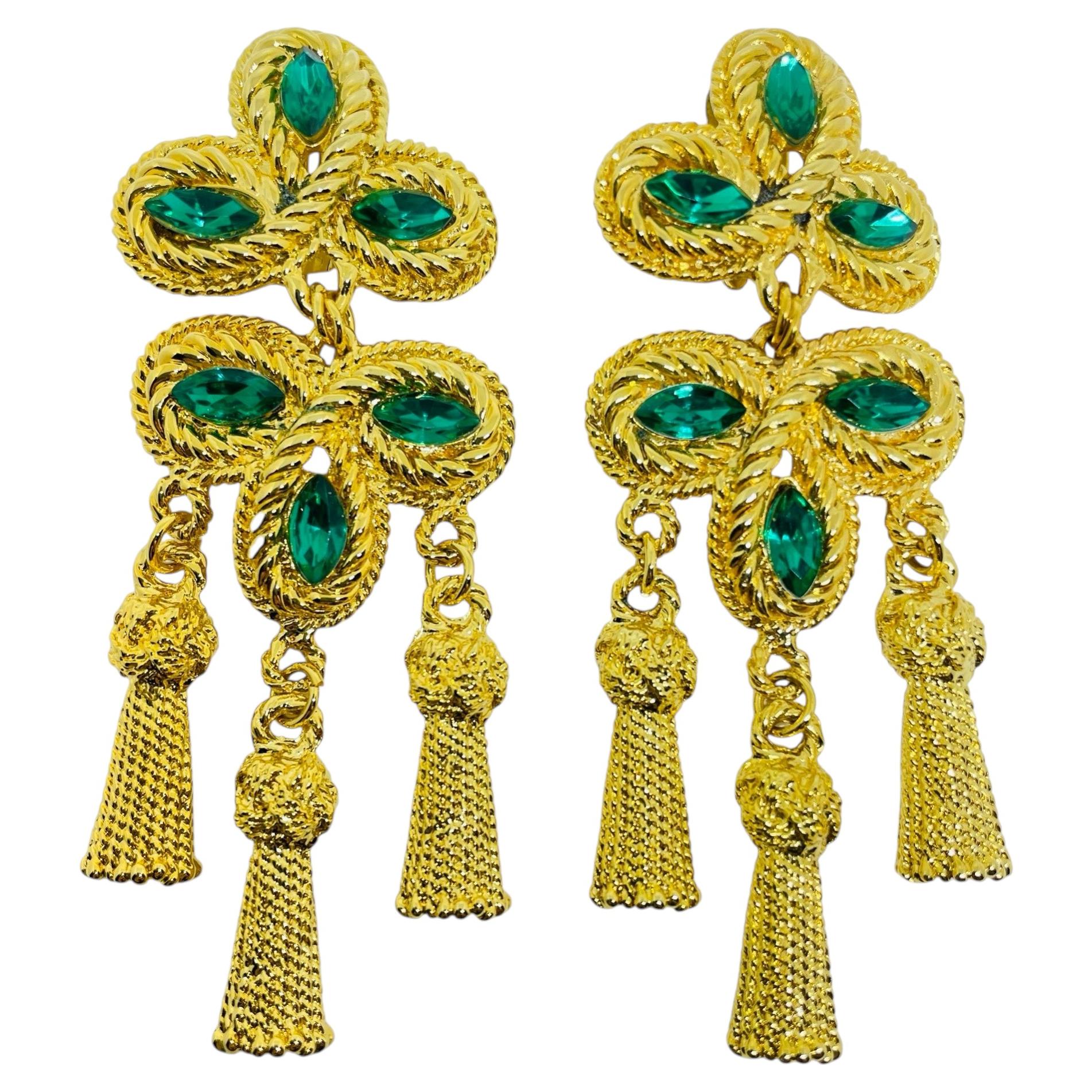 Orecchini a clip di design vintage color oro con pendenti a nappa e strass verde smeraldo