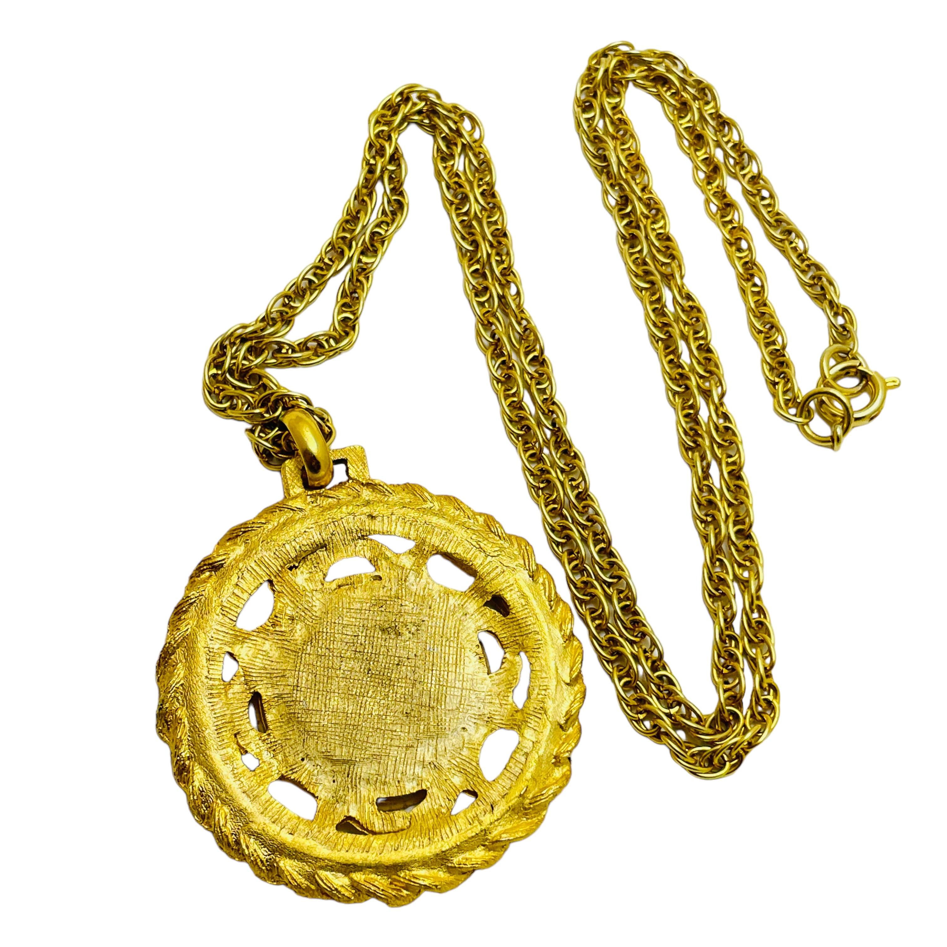 Vintage Gold Ton Smaragd Strass Silber Münze Designer Halskette im Zustand „Gut“ im Angebot in Palos Hills, IL