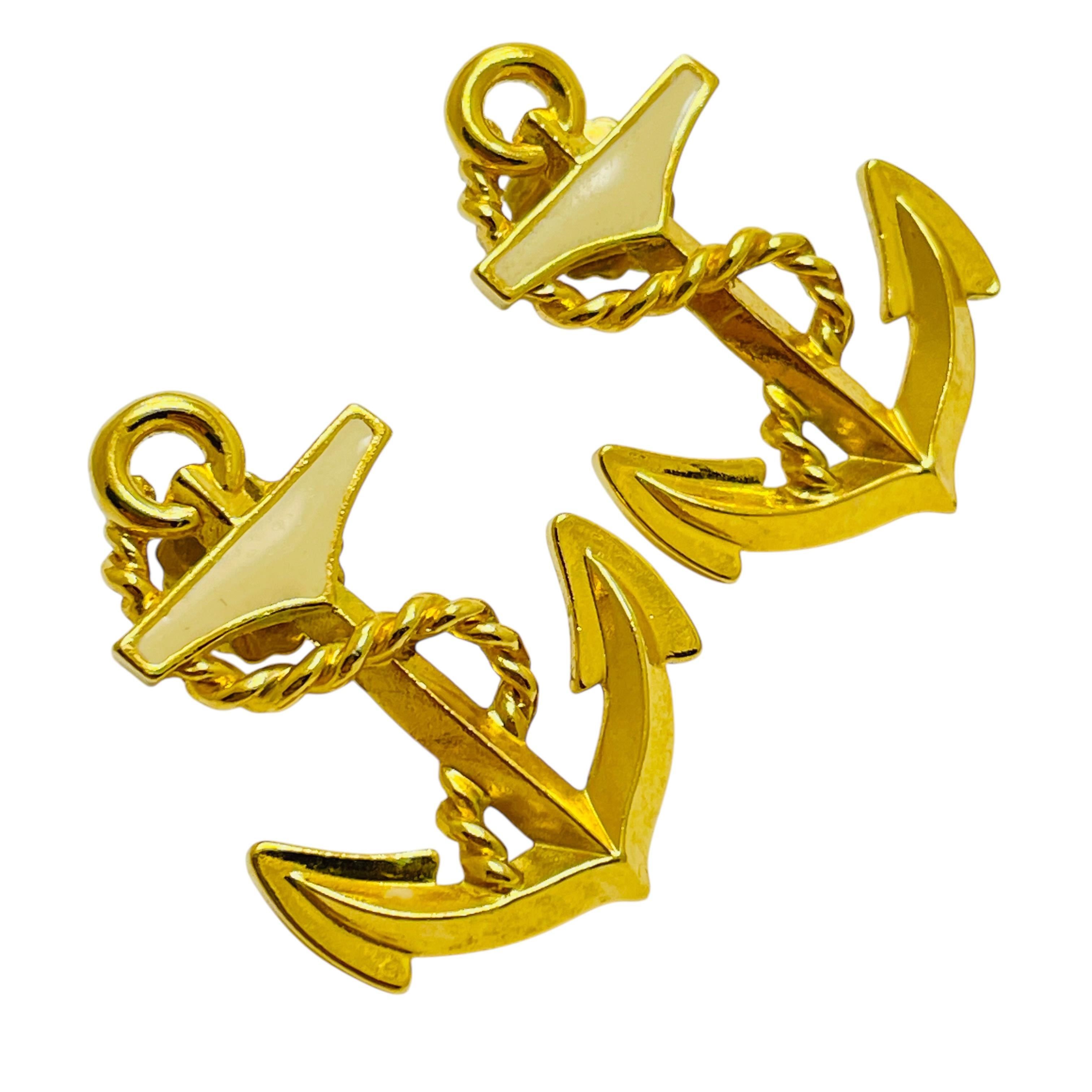 DETAILS

• unsigned 

• gold tone with enamel

• vintage designer earrings

MEASUREMENTS  

• 

CONDITION

•  very good vintage condition with minimal signs of wear 

 Sku 49

❤️❤️  VINTAGE DESIGNER JEWELRY ❤️❤️

❤️❤️  ALEXANDER’S BOUTIQUE  ❤️❤️   