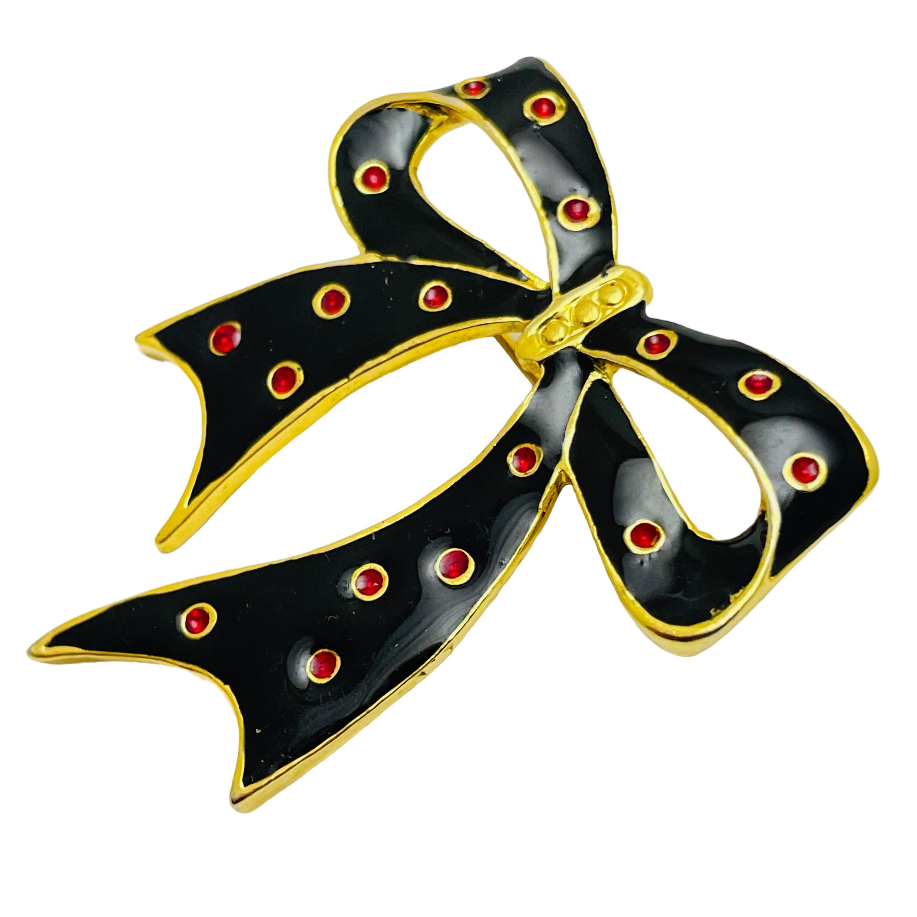 DETAILS

• unsigned   

• gold tone with enamel

• vintage designer brooch

MEASUREMENTS  

• 

CONDITION

•  very good vintage condition with minimal signs of wear 

 Sku 45

❤️❤️  VINTAGE DESIGNER JEWELRY ❤️❤️

❤️❤️  ALEXANDER’S BOUTIQUE  ❤️❤️