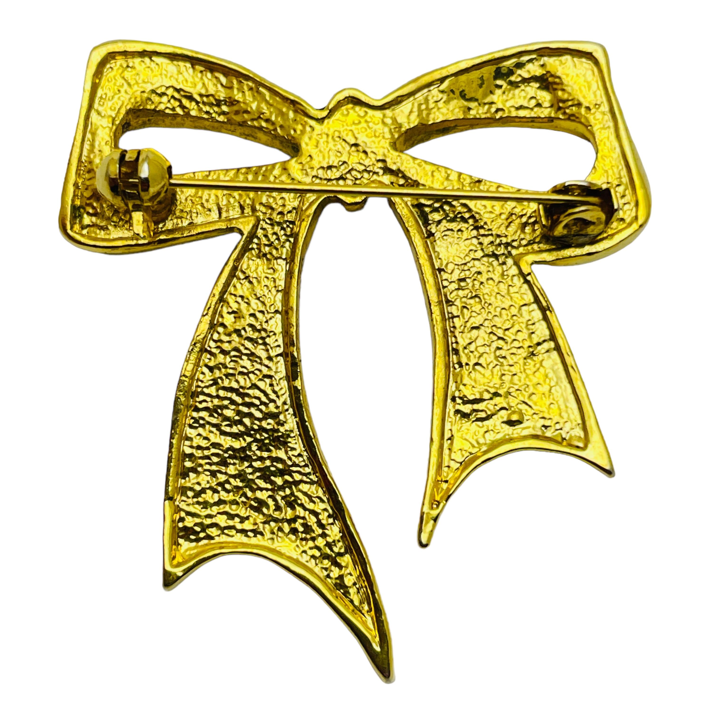 Vintage gold tone enamel bow designer brooch In Good Condition For Sale In Palos Hills, IL