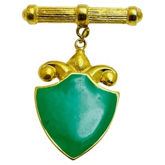 Broche vintage de diseño con colgante de esmalte en tono dorado