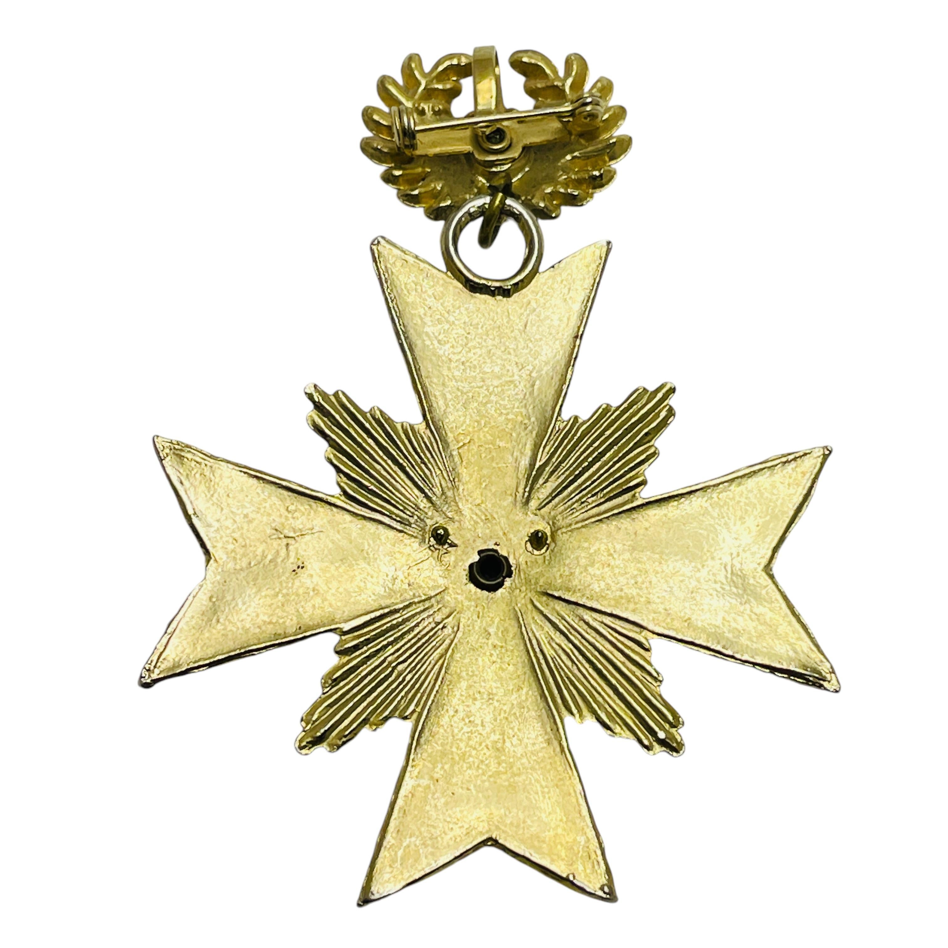 Vintage gold tone enamel dangle maltese cross brooch In Fair Condition For Sale In Palos Hills, IL
