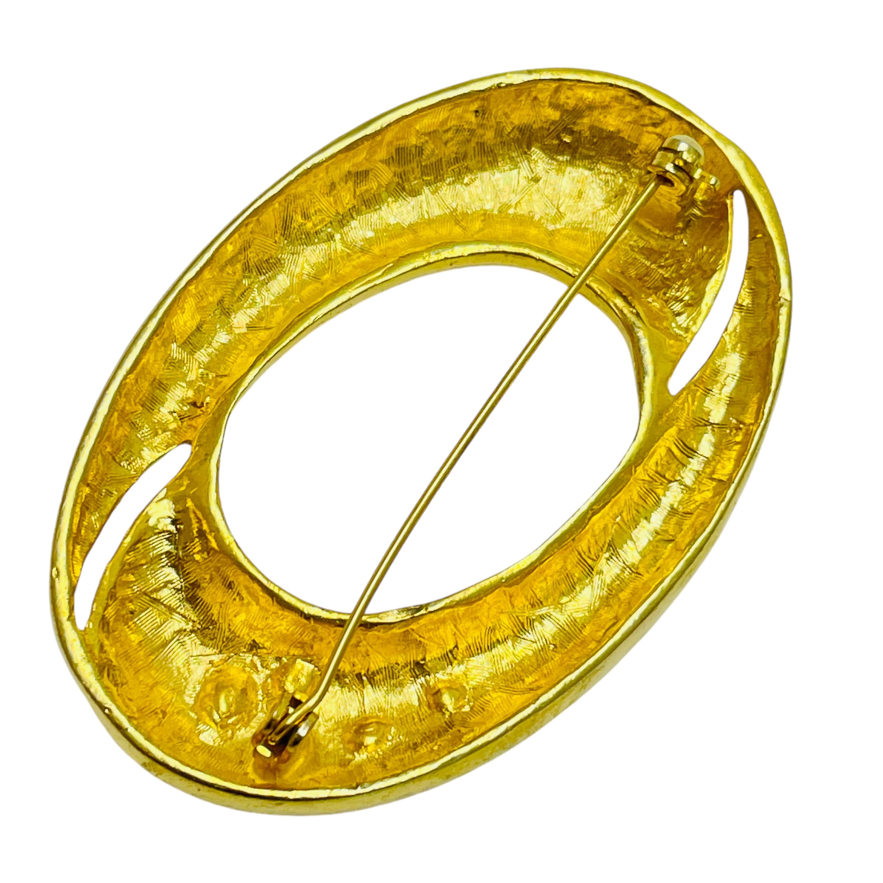 Vintage gold tone enamel designer brooch In Good Condition For Sale In Palos Hills, IL