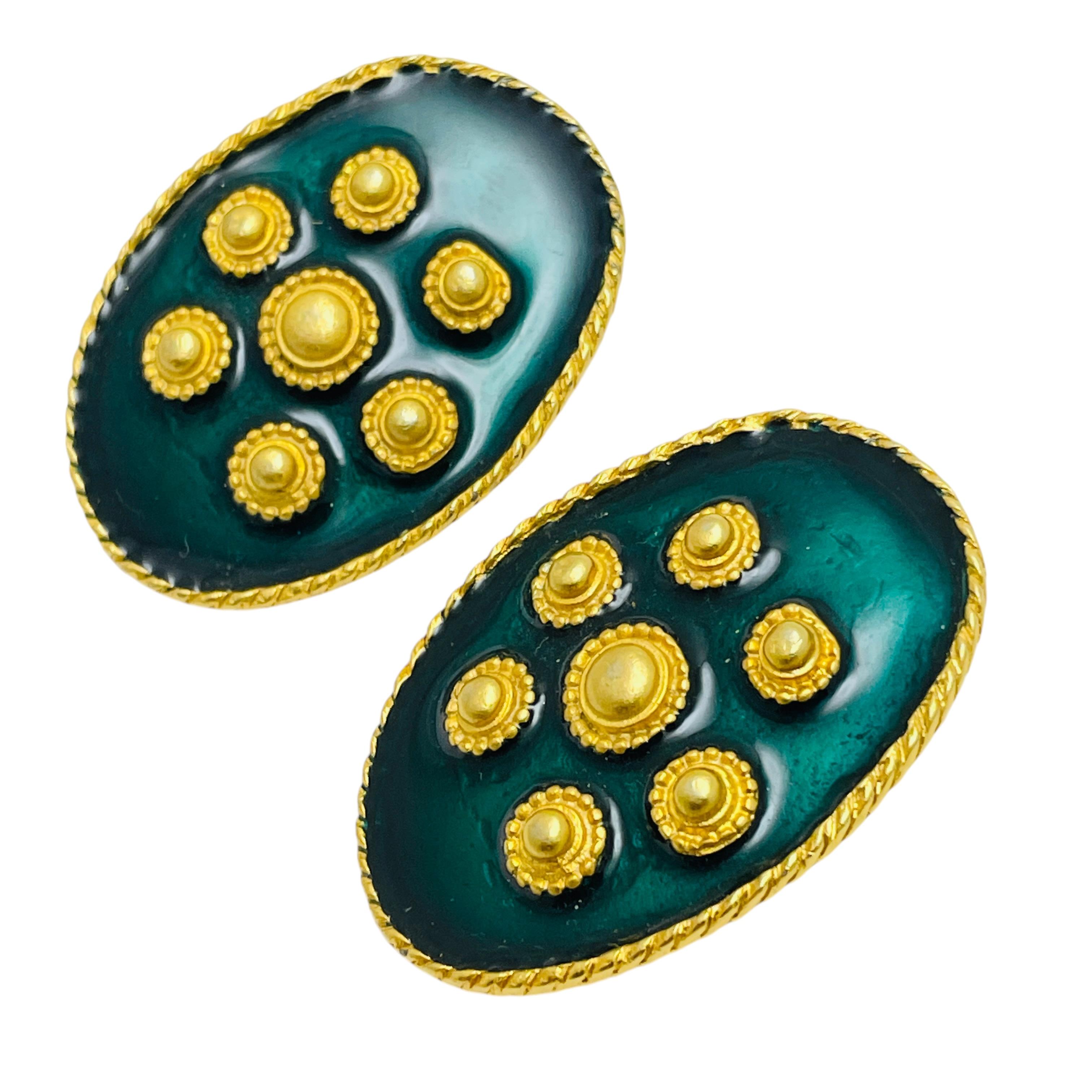DETAILS

• unsigned

• gold tone with enamel 

• vintage designer earrings

MEASUREMENTS  

• 

CONDITION

•  very good vintage condition with minimal signs of wear 

 Sku 47

❤️❤️  VINTAGE DESIGNER JEWELRY ❤️❤️

❤️❤️  ALEXANDER’S BOUTIQUE  ❤️❤️
