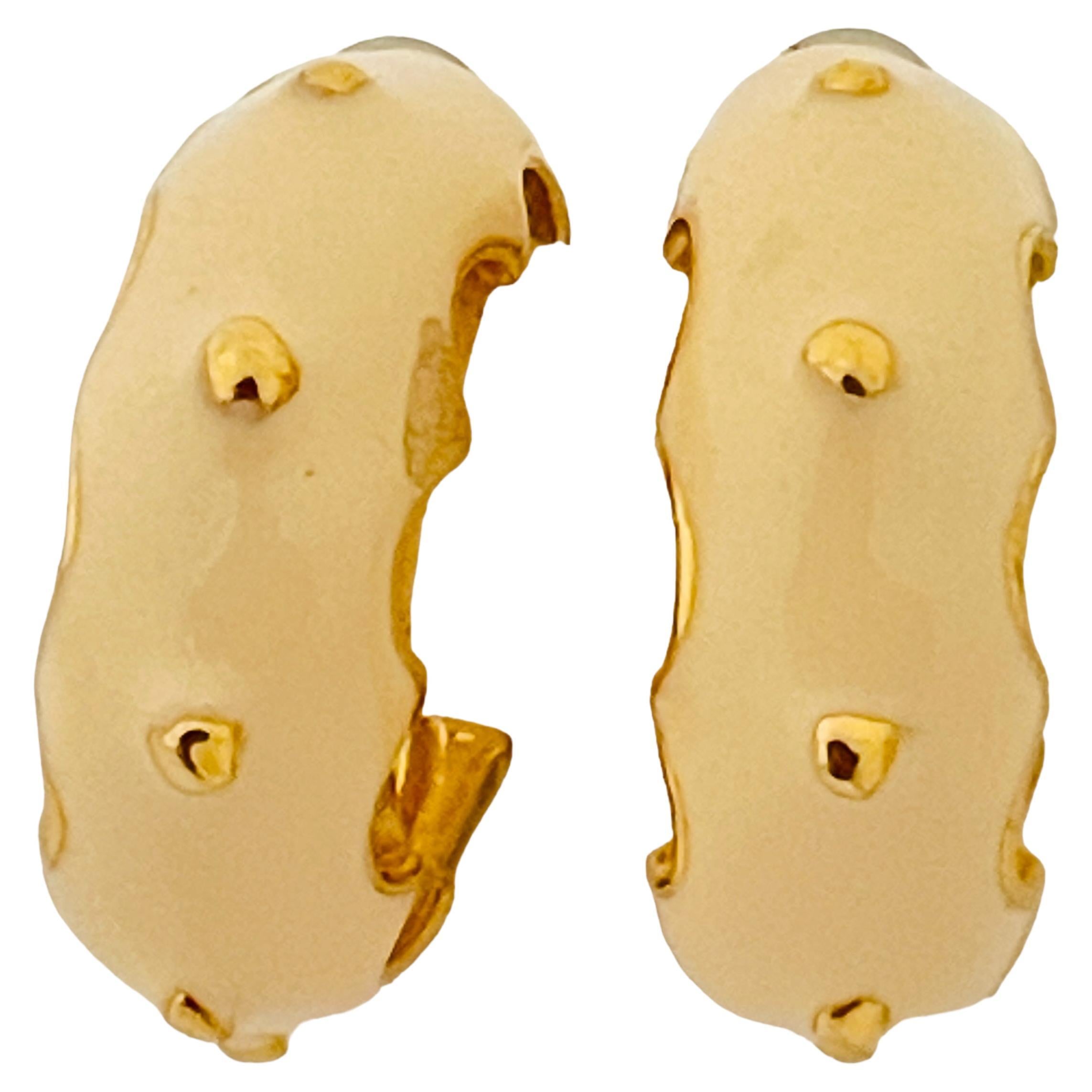 Pendientes de diseño vintage de esmalte en tono dorado