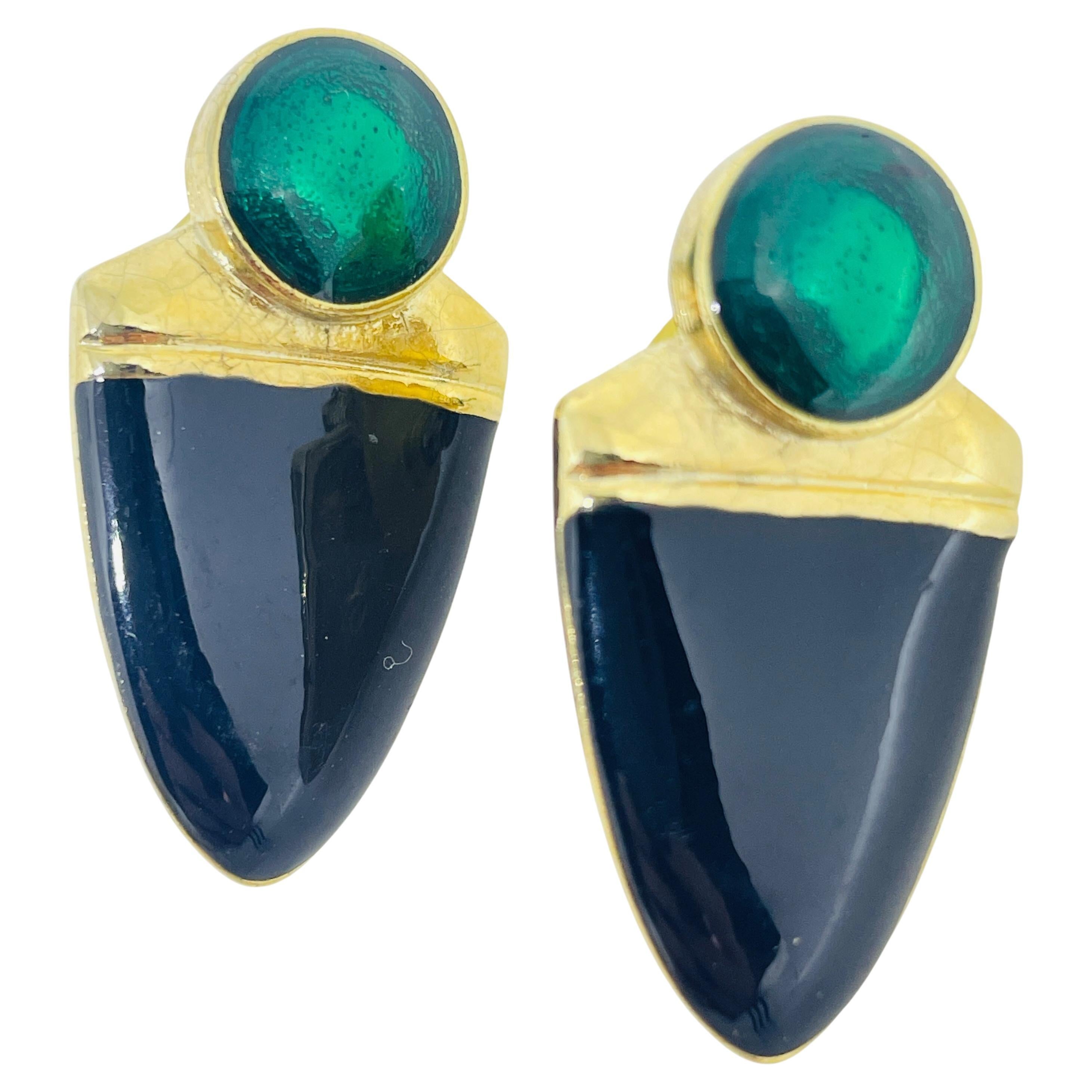 Orecchini a perno di design con smalto dorato vintage