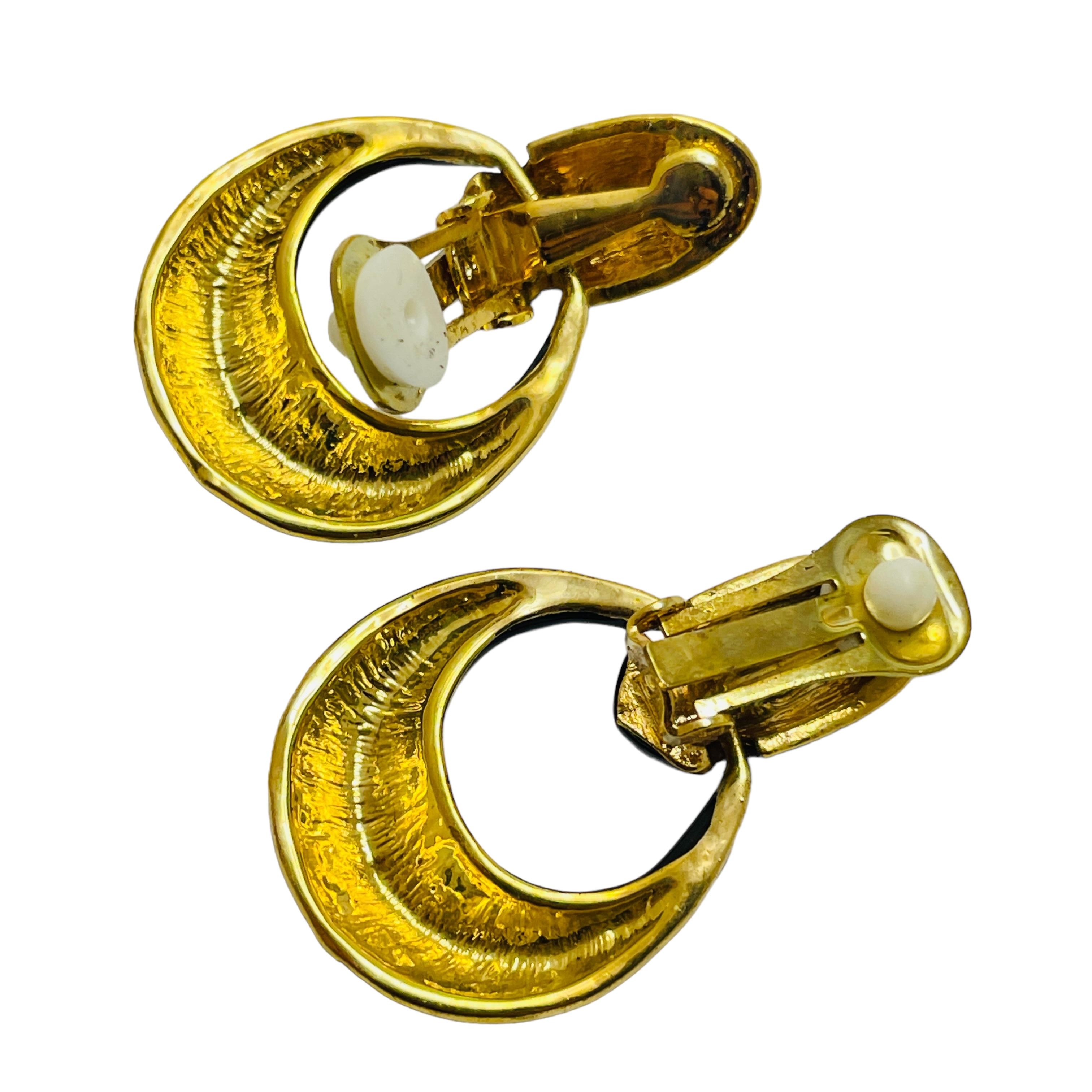 Vintage gold tone enamel door knocker designer clip on earrings In Good Condition For Sale In Palos Hills, IL