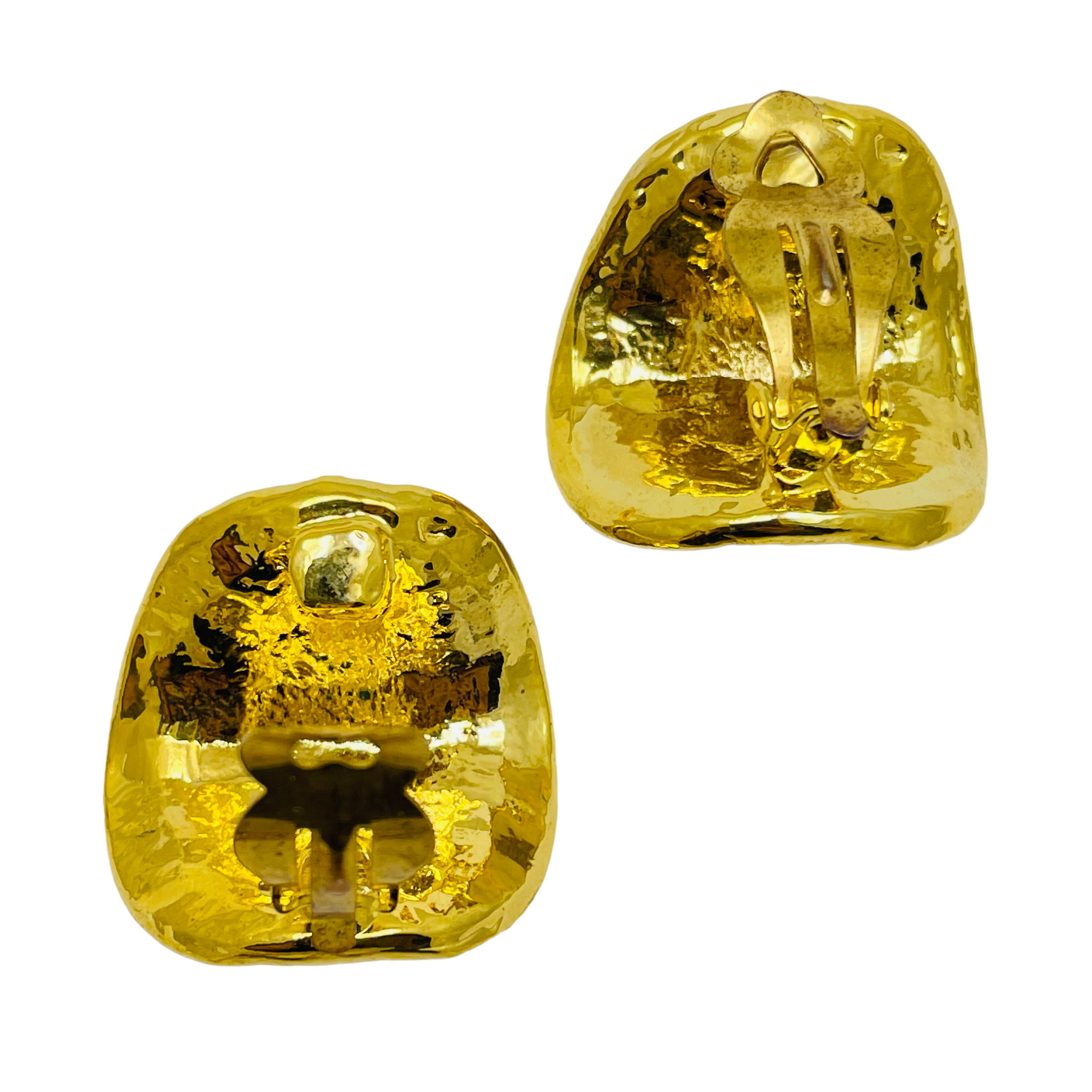 DETAILS

• unsigned 

• gold tone with enamel and rhinestones

• vintage designer earrings
  

MEASUREMENTS  

•

CONDITION

•  very good vintage condition with minimal signs of wear 

 Sku 32

❤️❤️   VINTAGE DESIGNER JEWELRY   ❤️❤️

❤️❤️ 