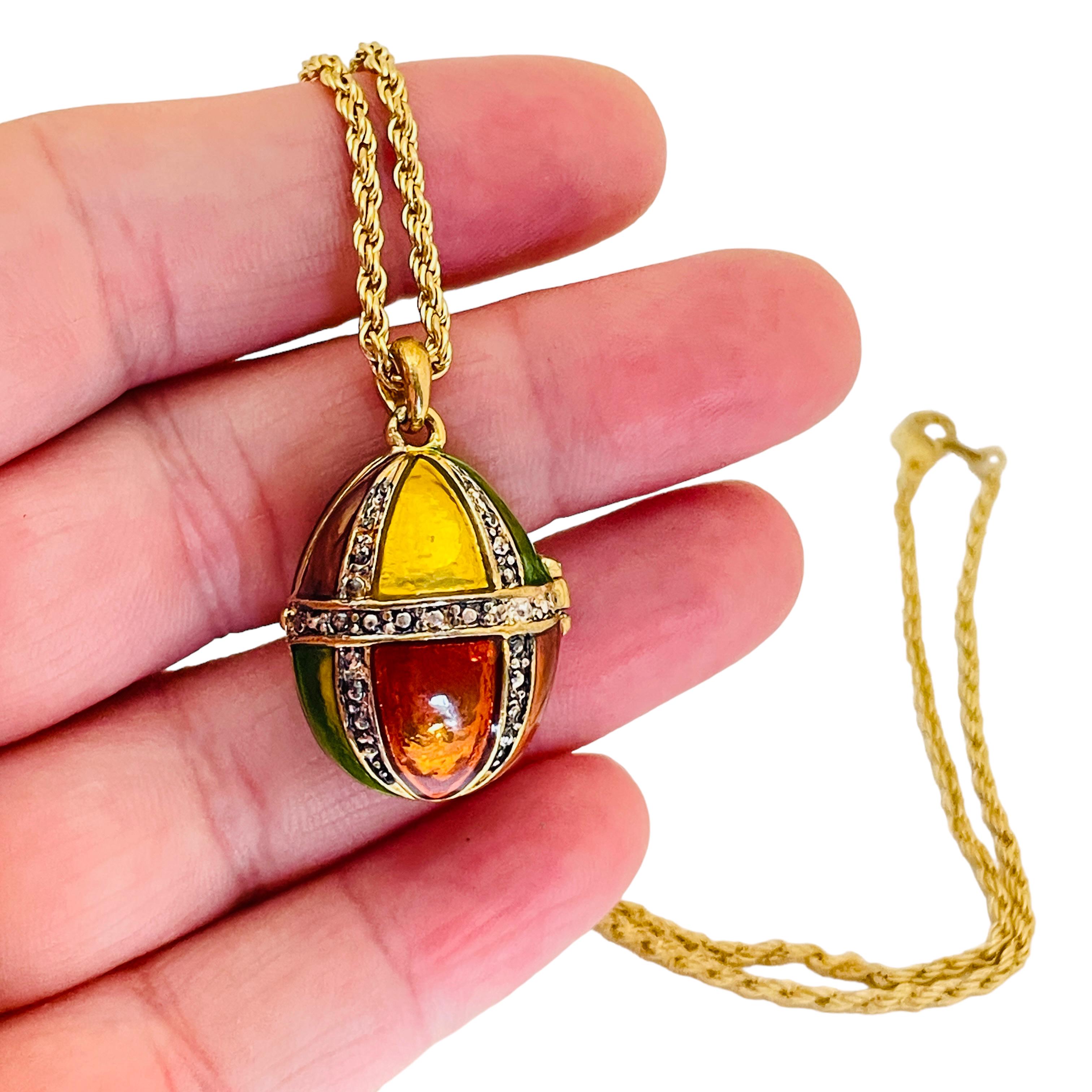 DETALLES

- sin signo

- tono dorado con esmalte

- collar vintage de diseño  

MEDIDAS  

- 

CONDICIÓN

-  muy buen estado vintage con mínimos signos de desgaste 

 Código 33

❤️❤️   JOYAS VINTAGE DE DISEÑO   ❤️❤️

❤️❤️  BOUTIQUE DE ALEXANDER  ❤️❤️