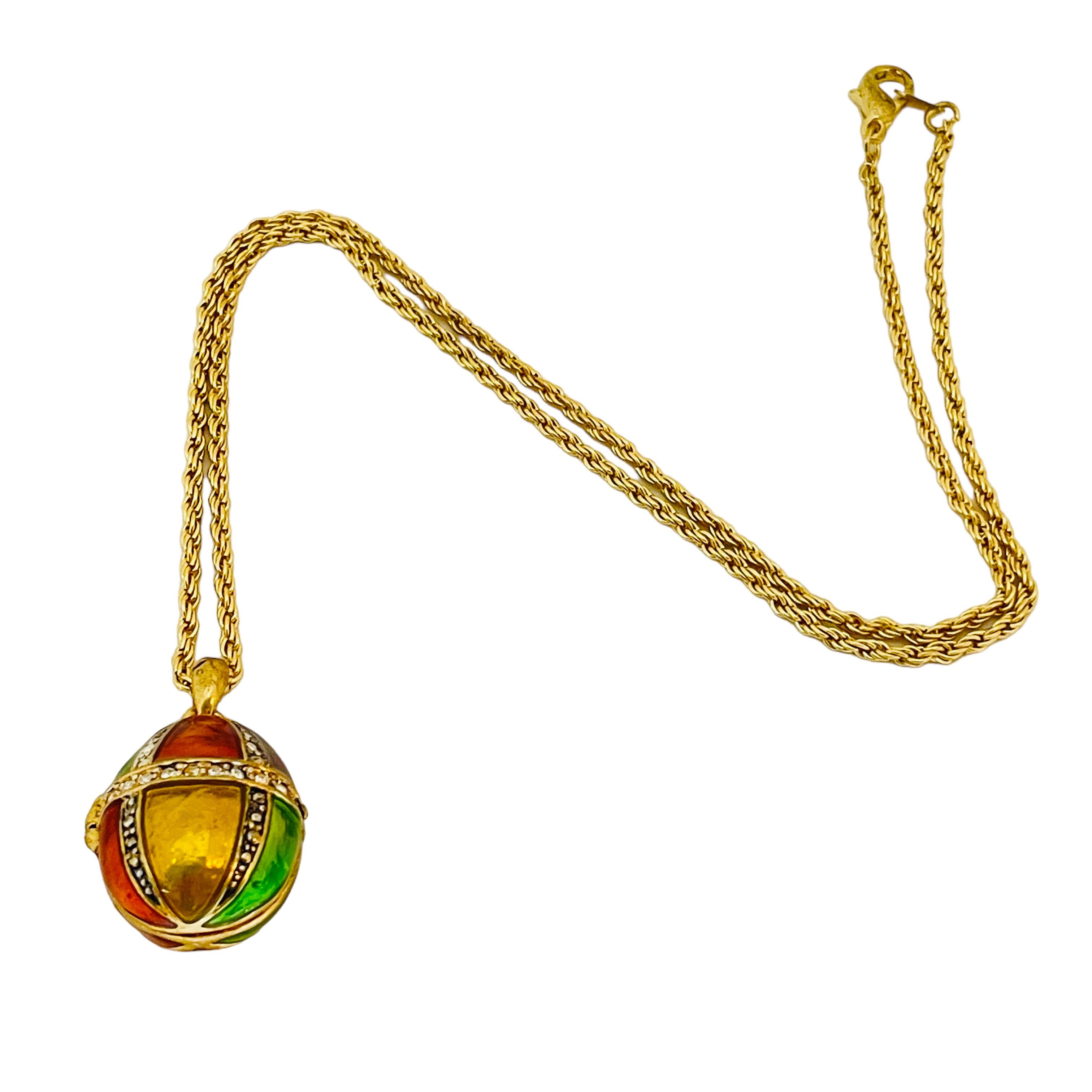 Collar de diseño con cadena colgante de huevo fabergé vintage esmaltado en tono dorado en Bueno estado para la venta en Palos Hills, IL
