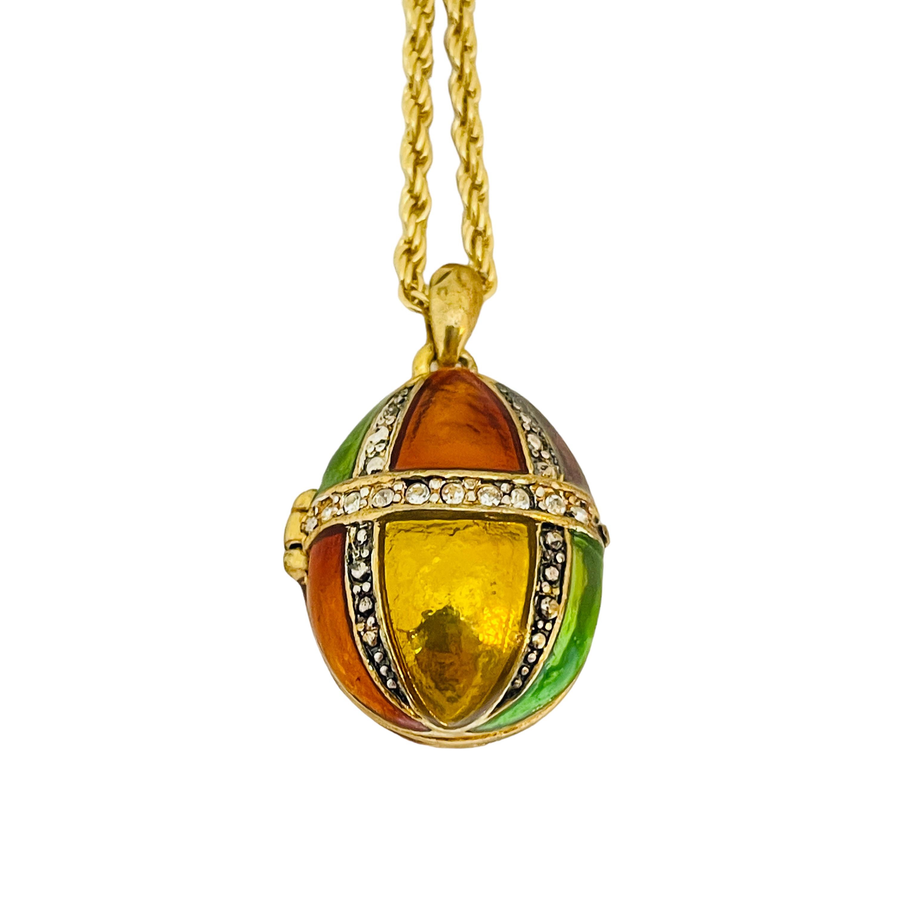 Femenino o masculino Collar de diseño con cadena colgante de huevo fabergé vintage esmaltado en tono dorado en venta