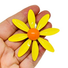 Spilla a fiore enorme in smalto dorato vintage