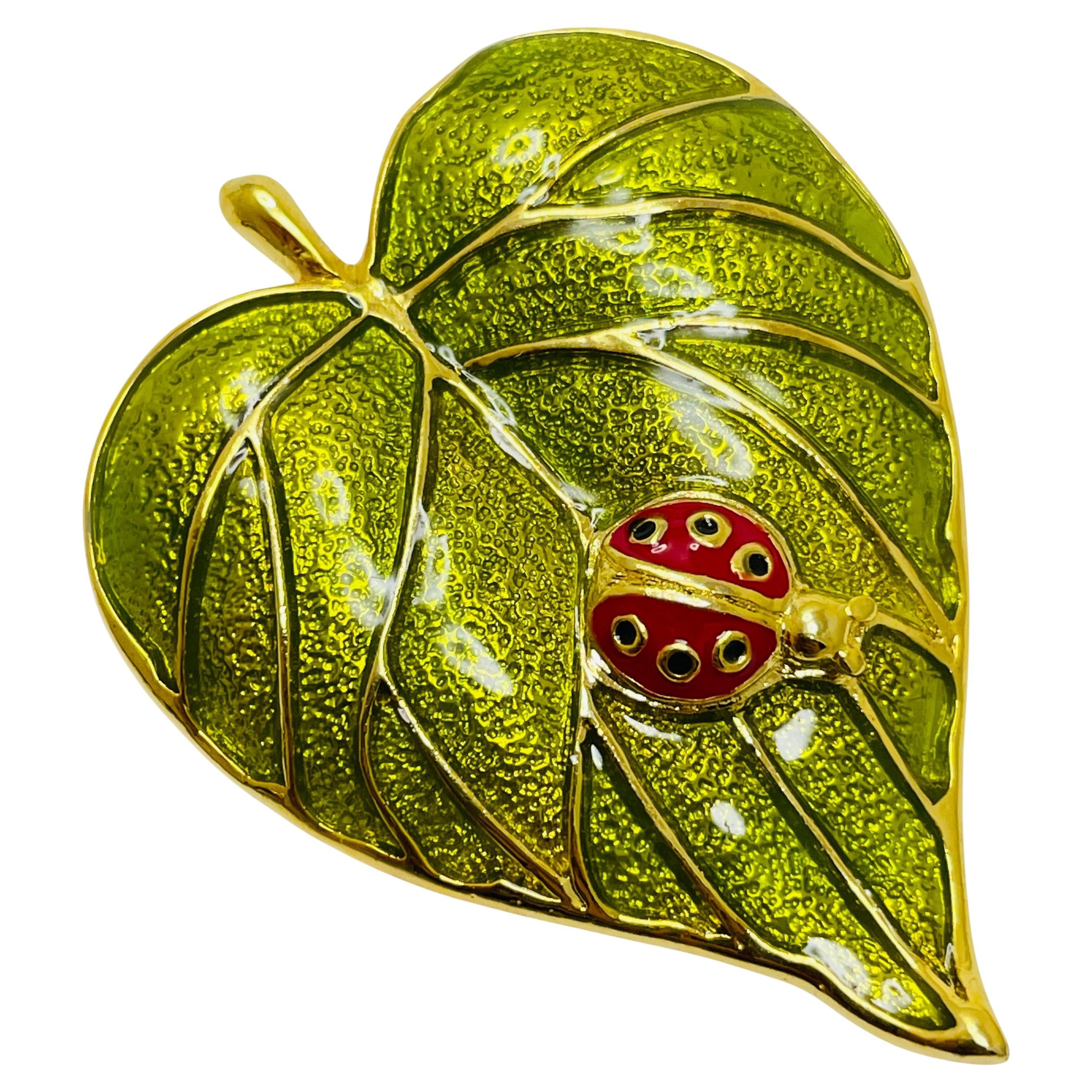 Broche vintage de esmalte dorado con hoja de mariquita de diseño