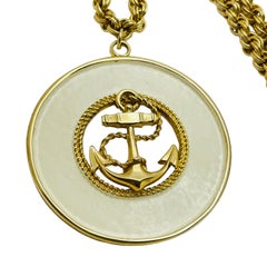Collana vintage con smalto dorato e ciondolo a forma di ancora nautica