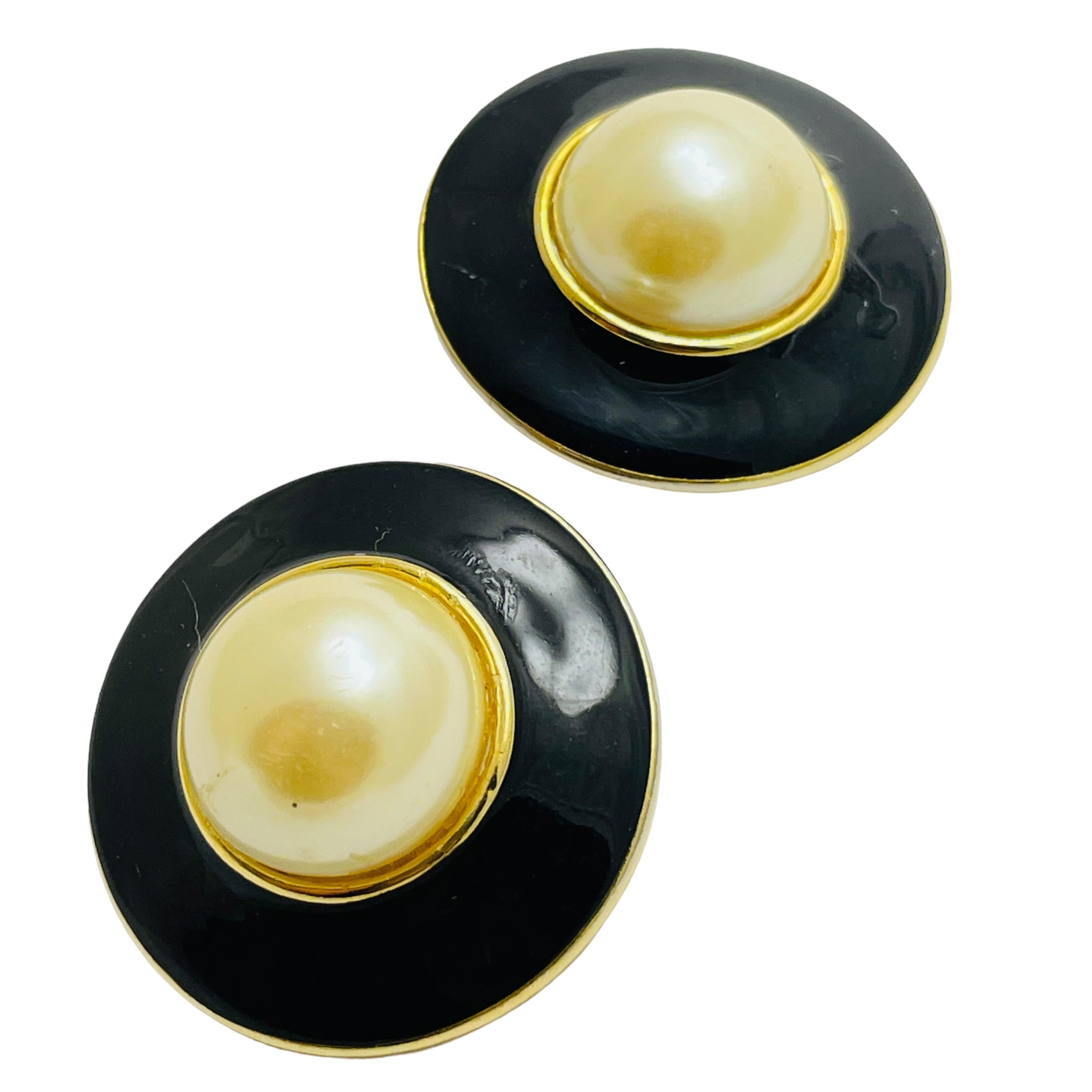 DETALLES

- sin signo    

- tono dorado con esmalte y perlas de imitación 

- pendientes vintage de diseño  

MEDIDAS  

- 

CONDICIÓN

-  excelente estado vintage con mínimos signos de desgaste 

 Código 40

❤️❤️  JOYAS DE DISEÑO VINTAGE