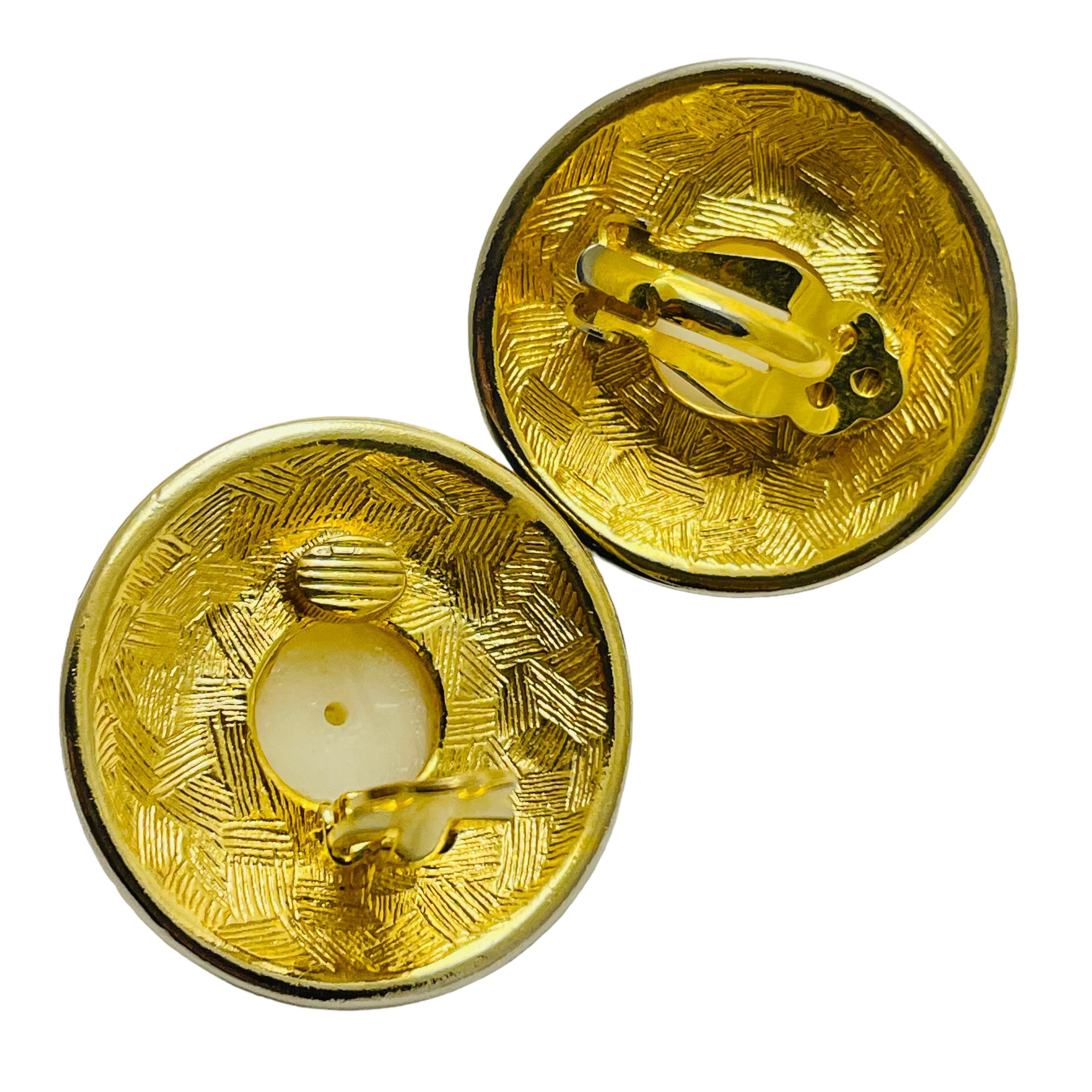 De las mujeres Pendientes de clip de diseño con perlas esmaltadas en tono dorado vintage en venta