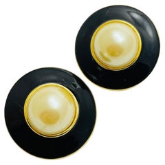 Pendientes de clip de diseño con perlas esmaltadas en tono dorado vintage