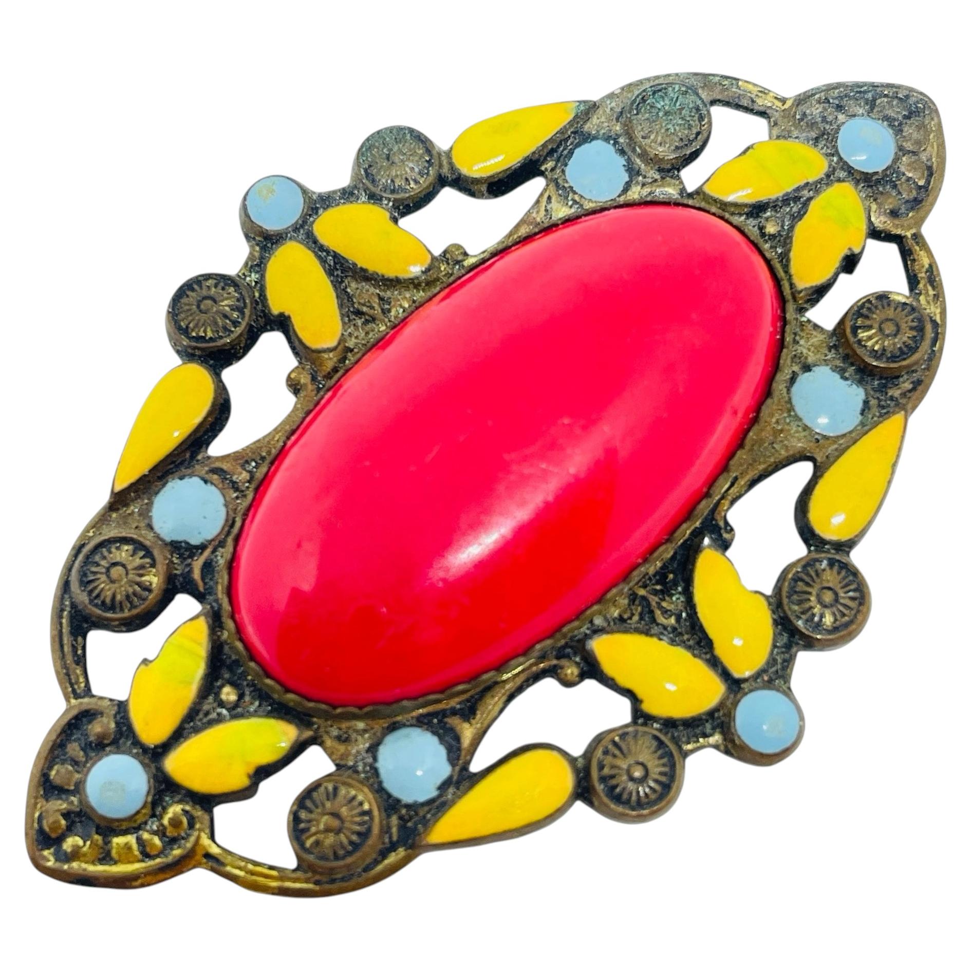Broche checo vintage en tono dorado, con esmalte, cristal rojo y piedra de coral