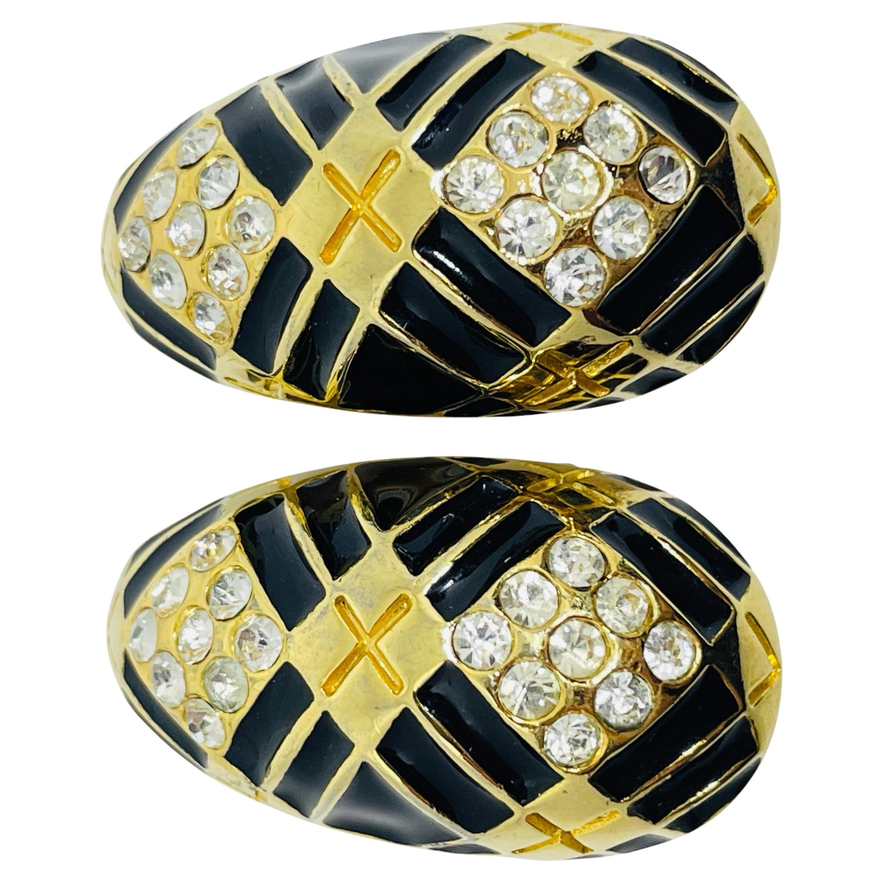 DETAILS

- • ohne Vorzeichen

- • goldfarben mit Emaille und Strasssteinen 

- • Vintage-Designer-Ohrringe

MASSNAHMEN

- •

CONDIT

- • sehr guter Vintage-Zustand mit minimalen Gebrauchsspuren

Sku 50

❤️❤️ VINTAGE-DESIGNER-SCHMUCK ❤️❤️

❤️❤️